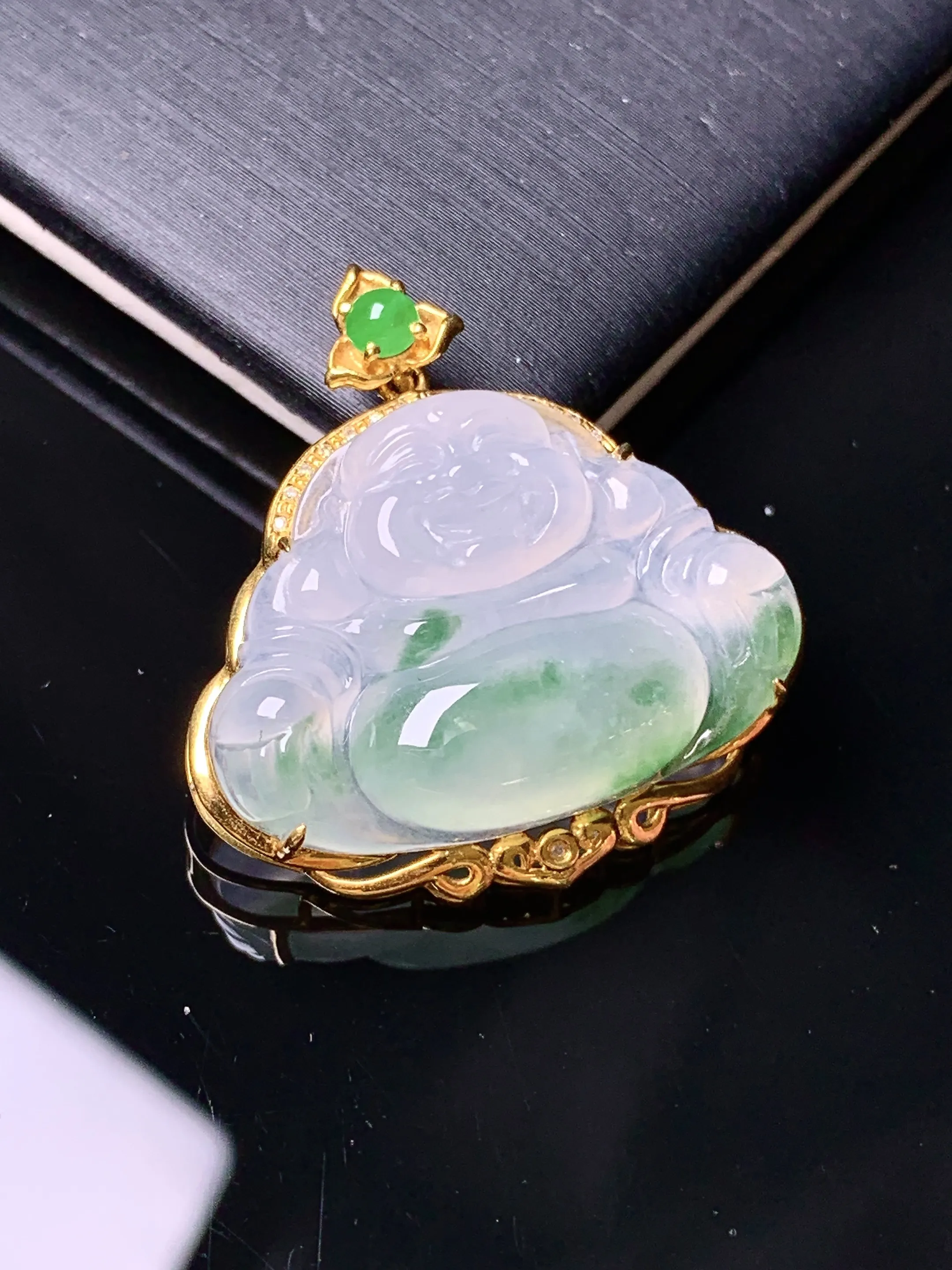18k金镶嵌飘绿佛公吊坠 玉质细腻 色泽清新艳丽 整体尺寸27.2*26.8*7.8
