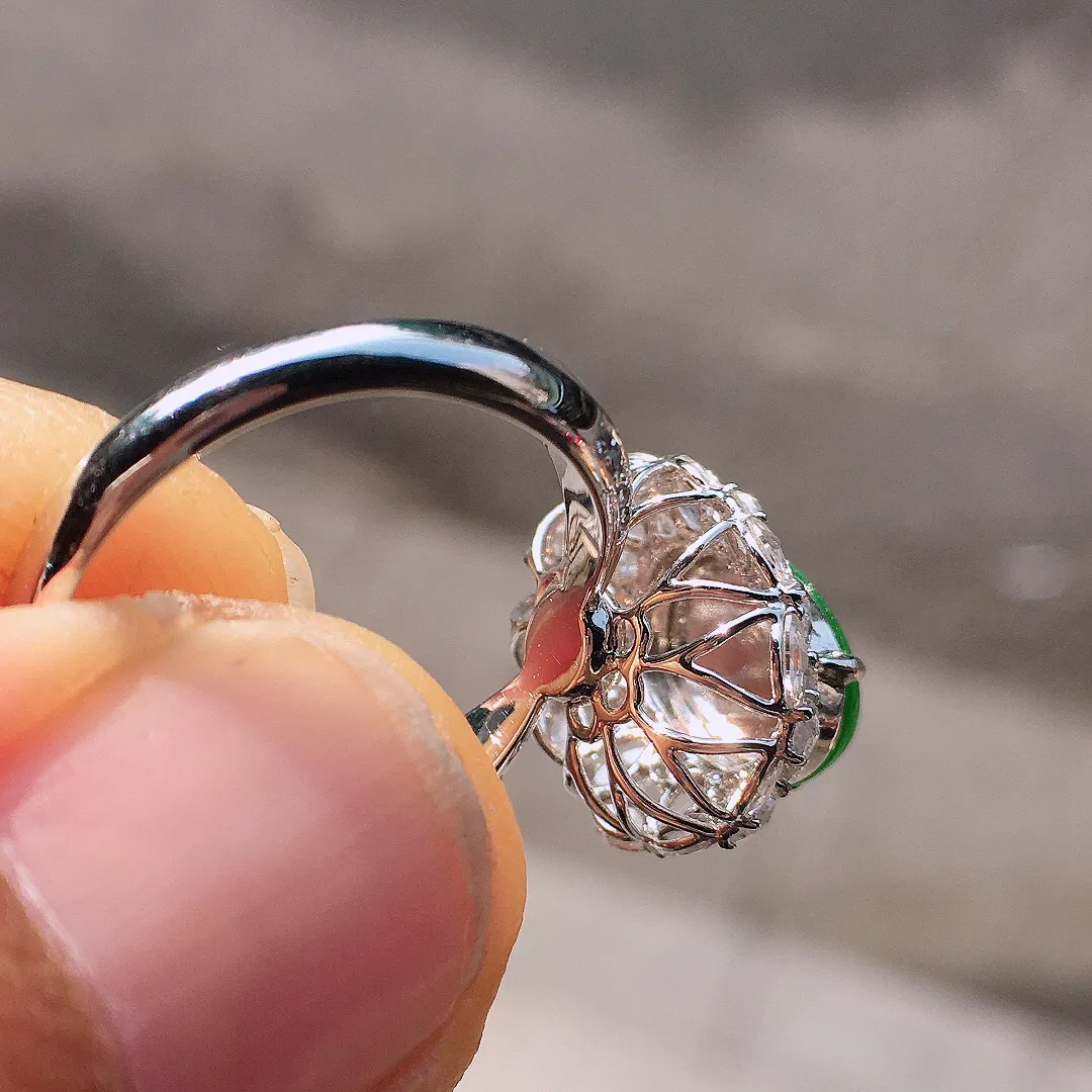 正阳绿蛋面戒指，色泽均匀艳丽，玉质细腻，荧光感超
强，饱满圆润，尽显优雅气质，18k
金豪华镶嵌