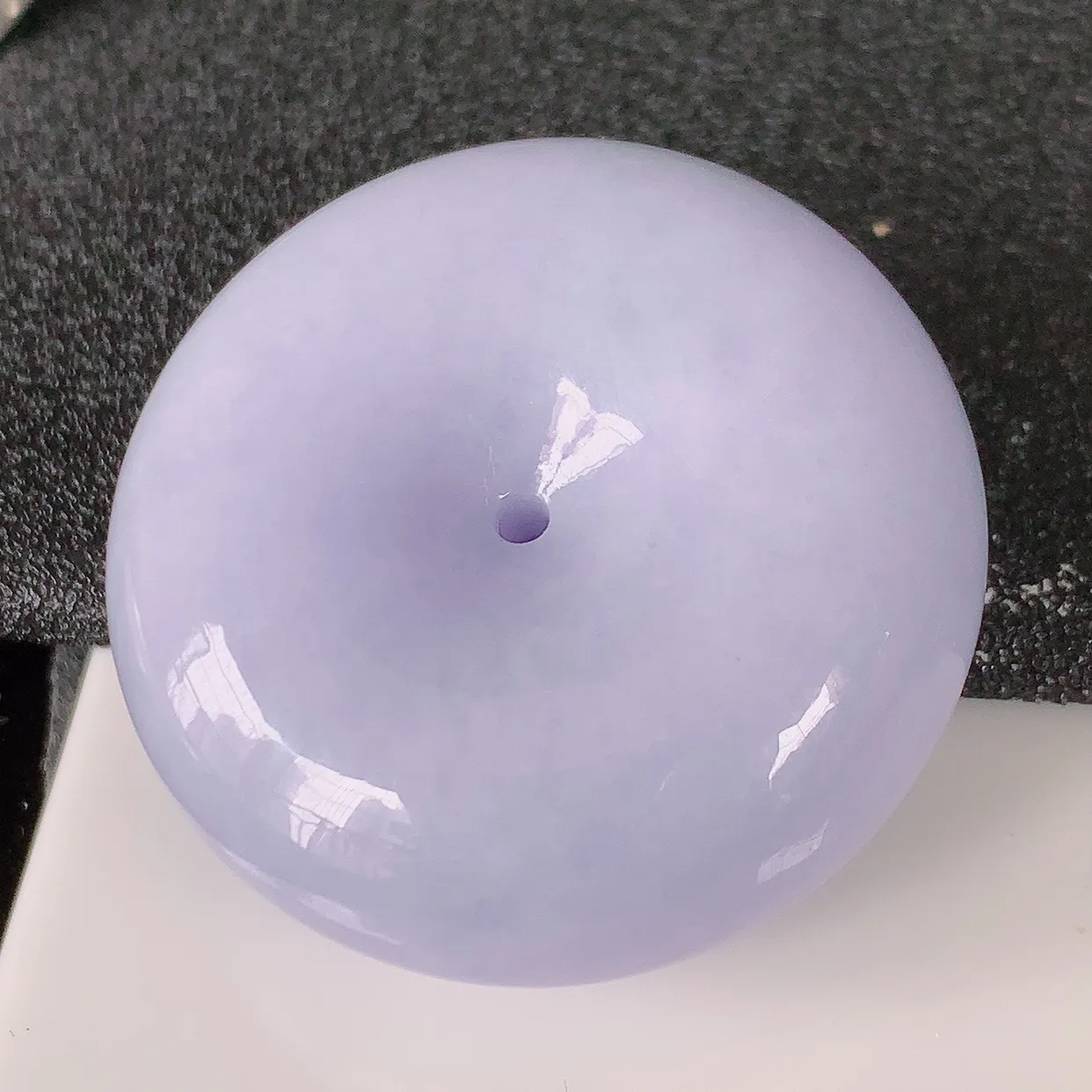 自然光实拍，大件艳丽紫罗兰翡翠平安扣吊坠，形体饱满圆润，平安扣肥嘟嘟的， 平平安安， 种水很好，配戴