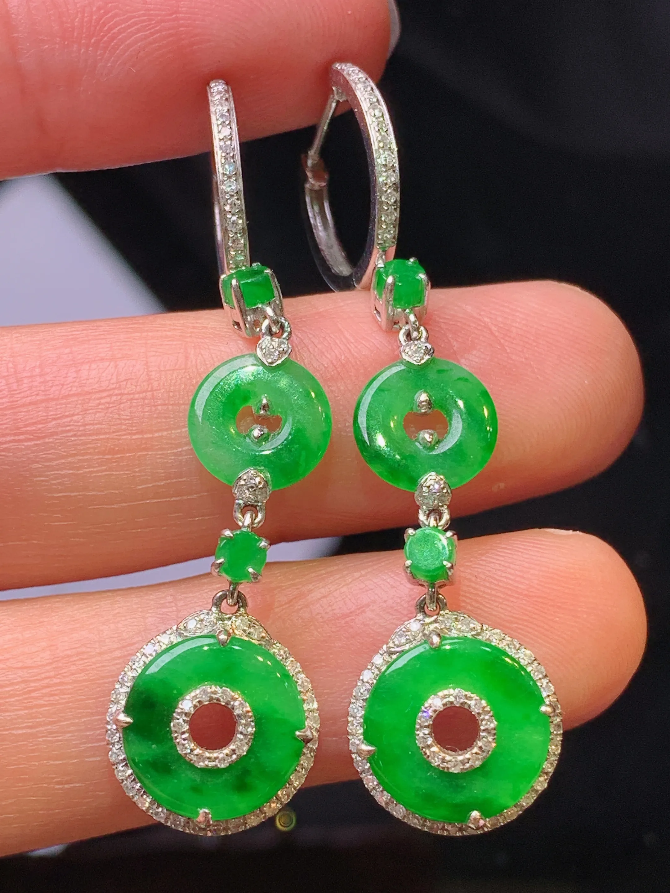 18k金钻镶嵌翠绿平安扣耳坠 玉质细腻 色泽清新艳丽 整体尺寸47.8*11.6*4