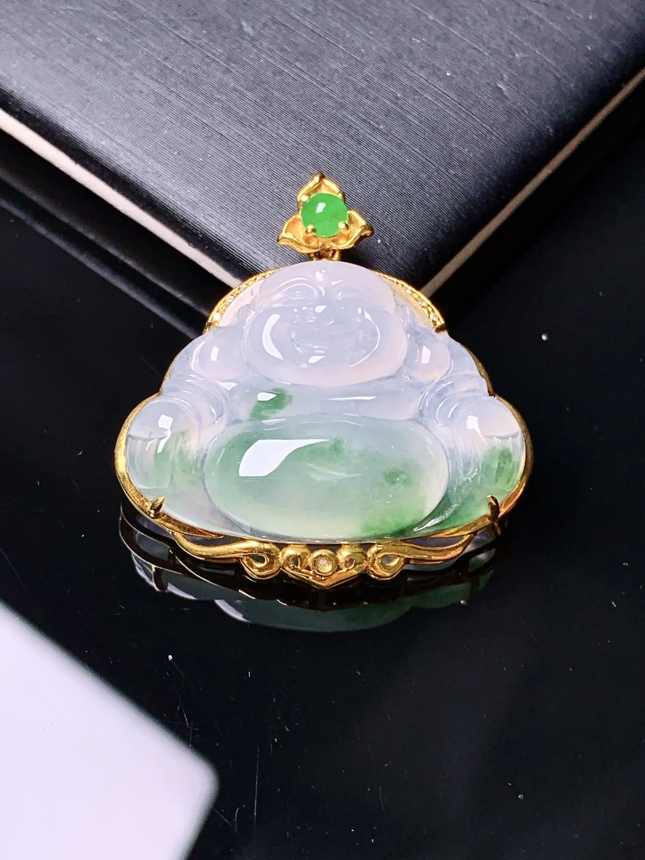 18k金镶嵌飘绿佛公吊坠 玉质细腻 色泽清新艳丽 整体尺寸27.2*26.8*7.8