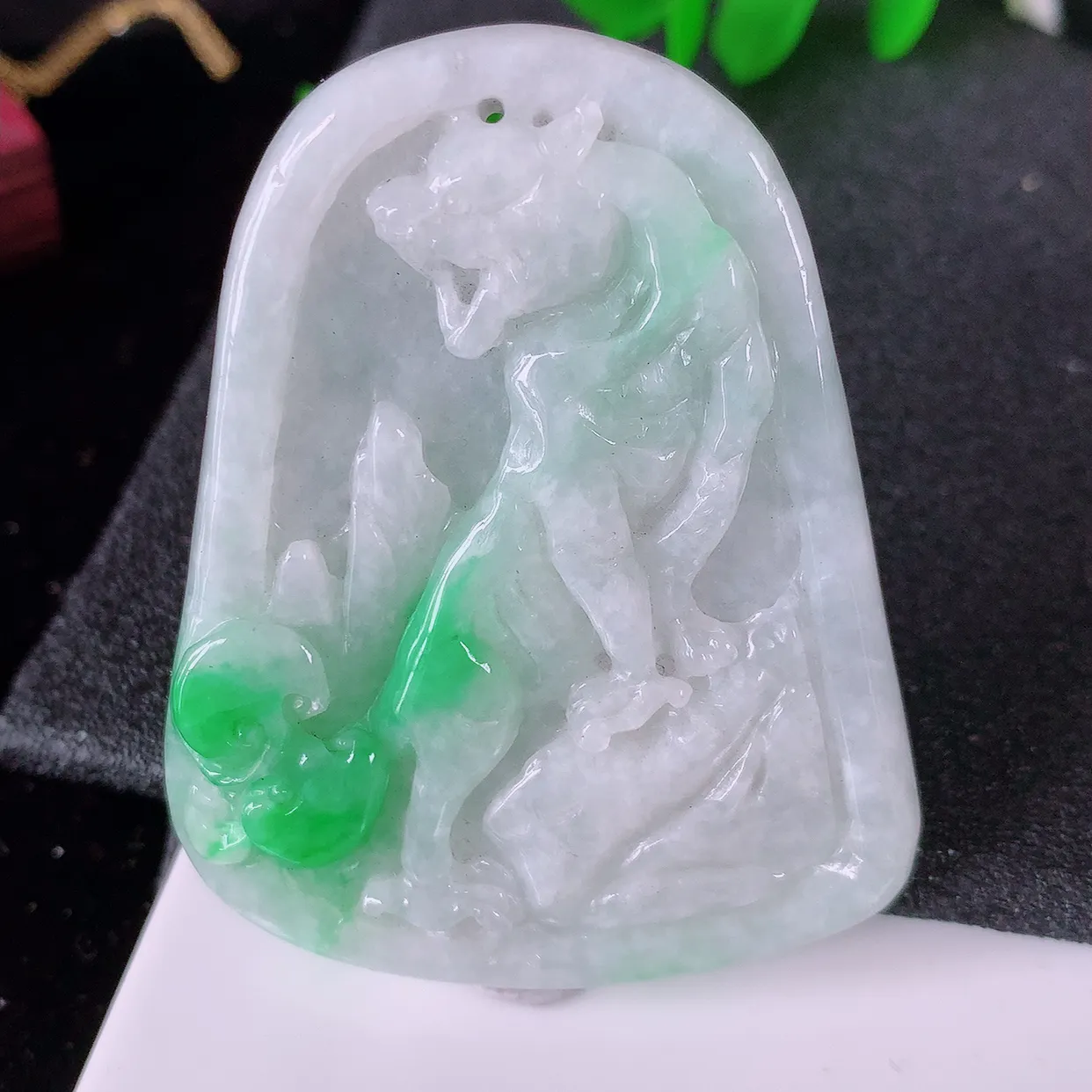 自然光实拍，冰润飘绿翡翠生肖虎牌吊坠，翠色灵动，佩戴效果时尚出众，尽显气质， 玉质细腻， 美感十足。