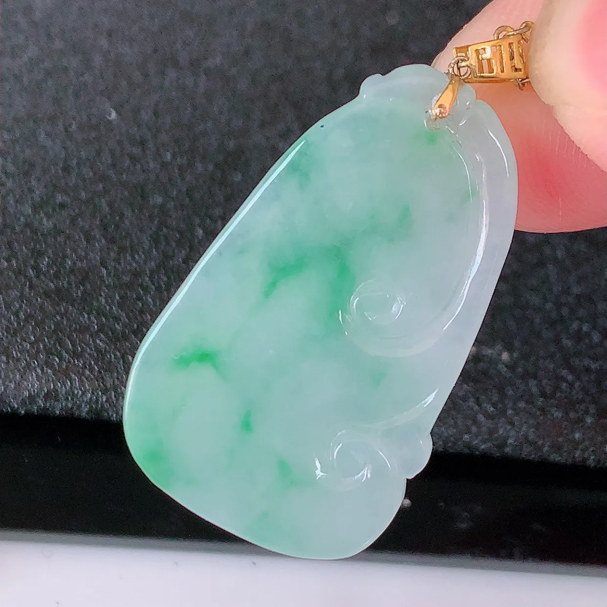 18k金镶嵌冰种飘绿翡翠如意吊坠，款式新颖时尚，日常百搭的款。清秀高雅，佩戴优雅高贵！#41.22