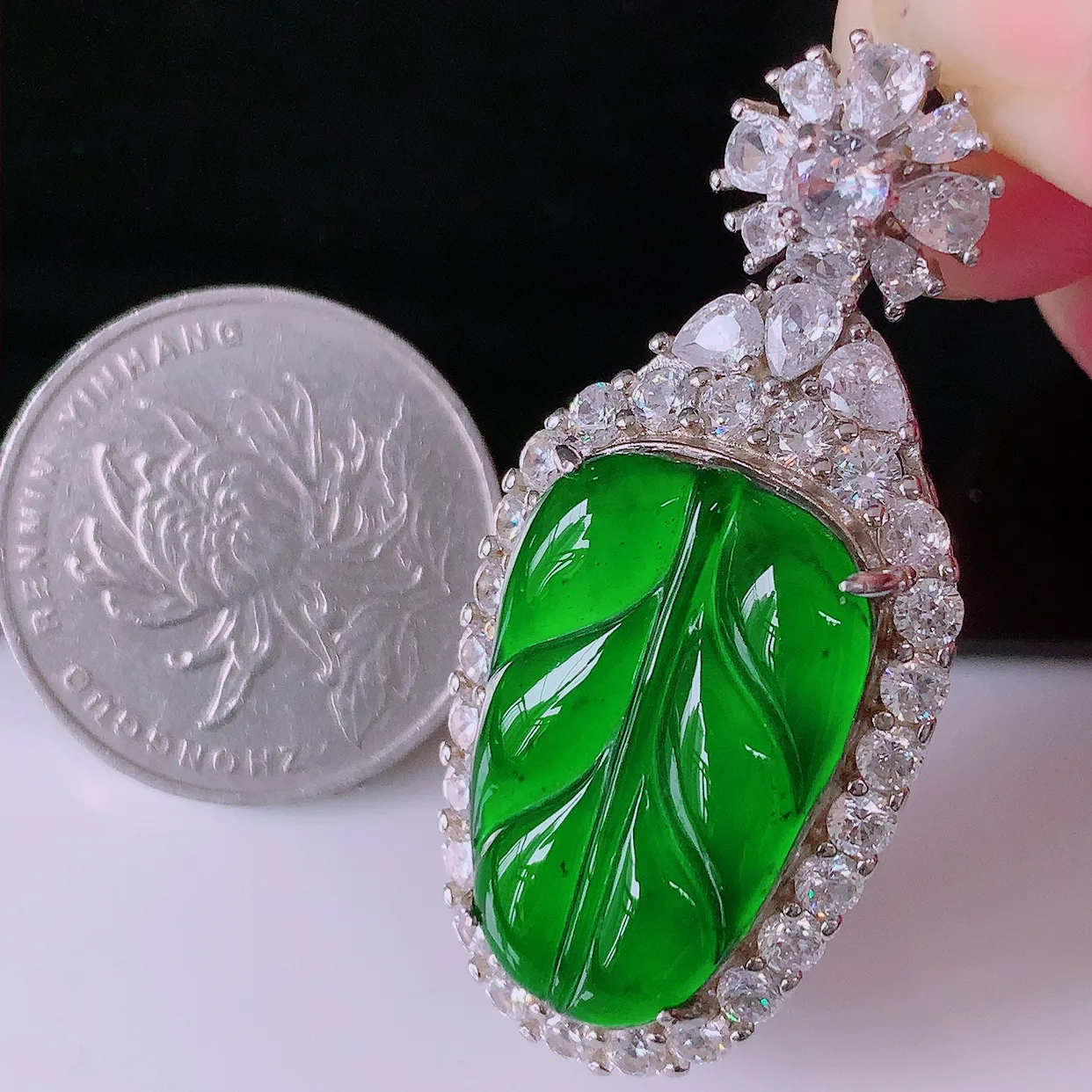冰透满绿翡翠925银镶嵌叶子吊坠，自然光实拍，翠色灵动，颜色漂亮，种老水足，品相佳，佩戴佳品！#97.22整体44.5*20.5*10.5裸石24.5*15.5mm
