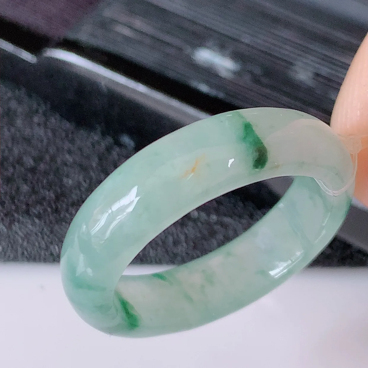 自然光实拍，18mm内径冰种飘花翡翠指环，玉戒指，玉质莹润，好精美好冰润的指环，17圈口，上手纤巧！#49.16尺寸 18*5.5*2.8mm
