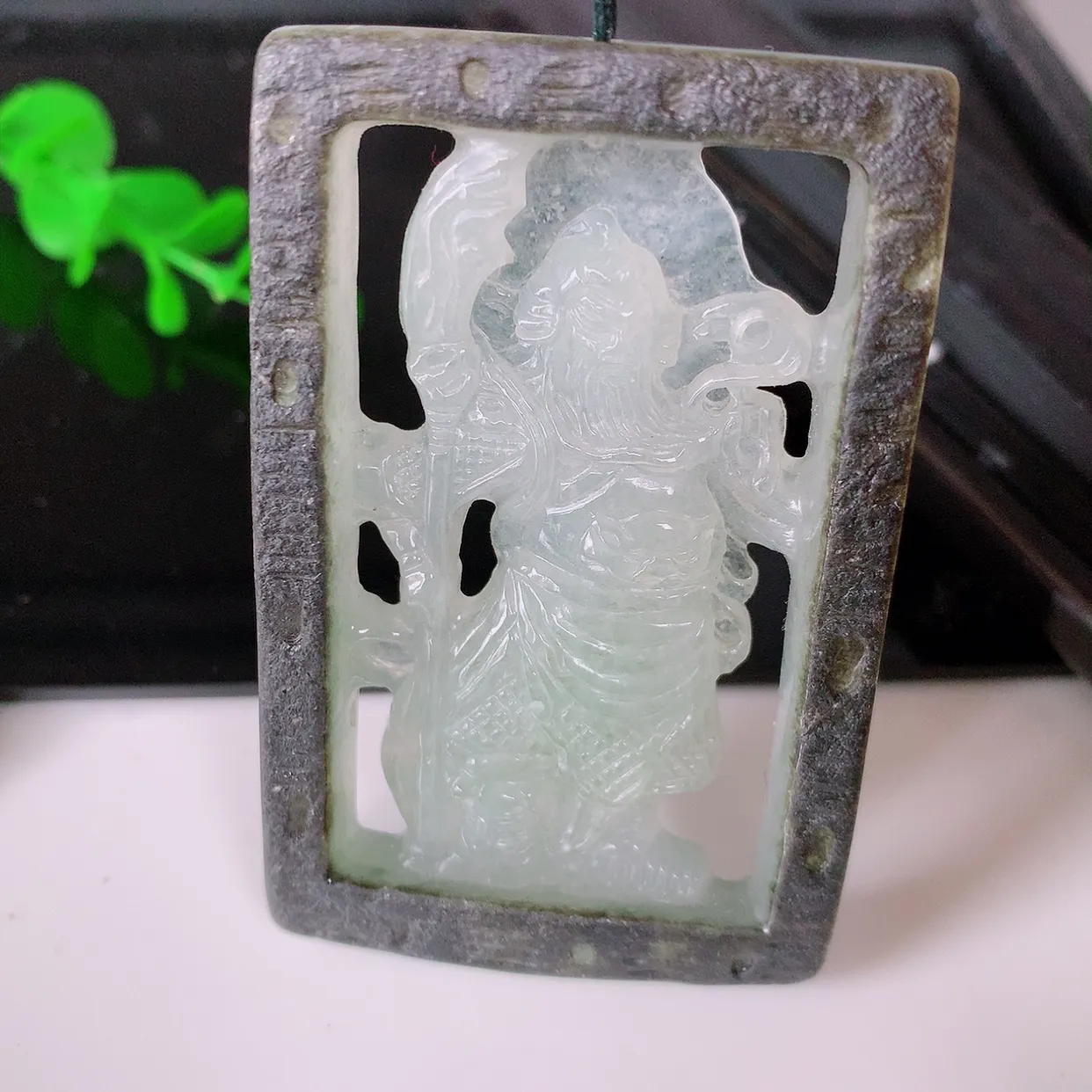 自然光实拍，特色镂空雕双彩翡翠关公吊坠。翡翠关公是生意人喜爱的财神爷，助您财运亨通，步步高升，关公威风凛凛中蕴含宽厚仁慈，质地细腻， 佩戴上身非常大气！#60.22