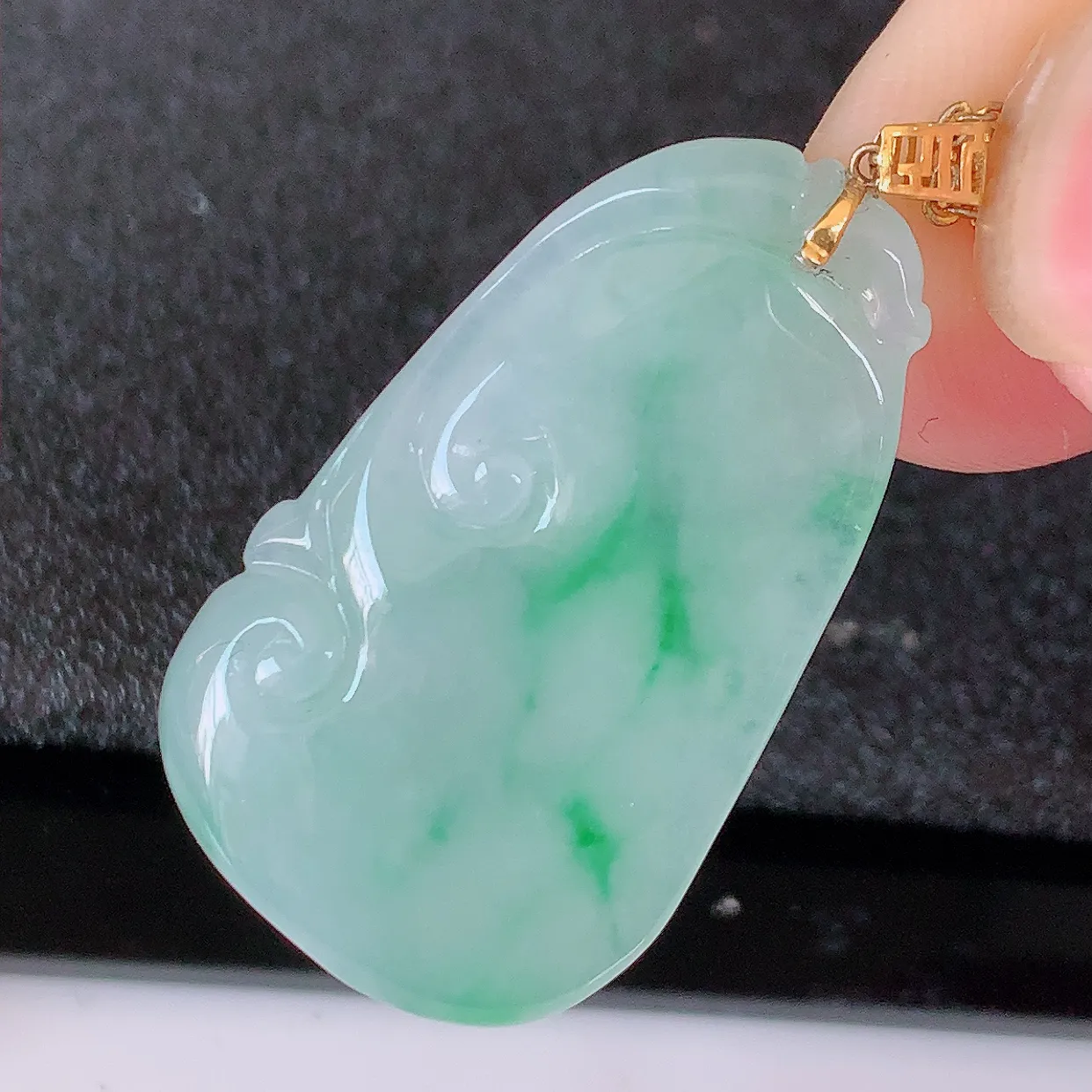 18k金镶嵌冰种飘绿翡翠如意吊坠，款式新颖时尚，日常百搭的款。清秀高雅，佩戴优雅高贵！#41.22