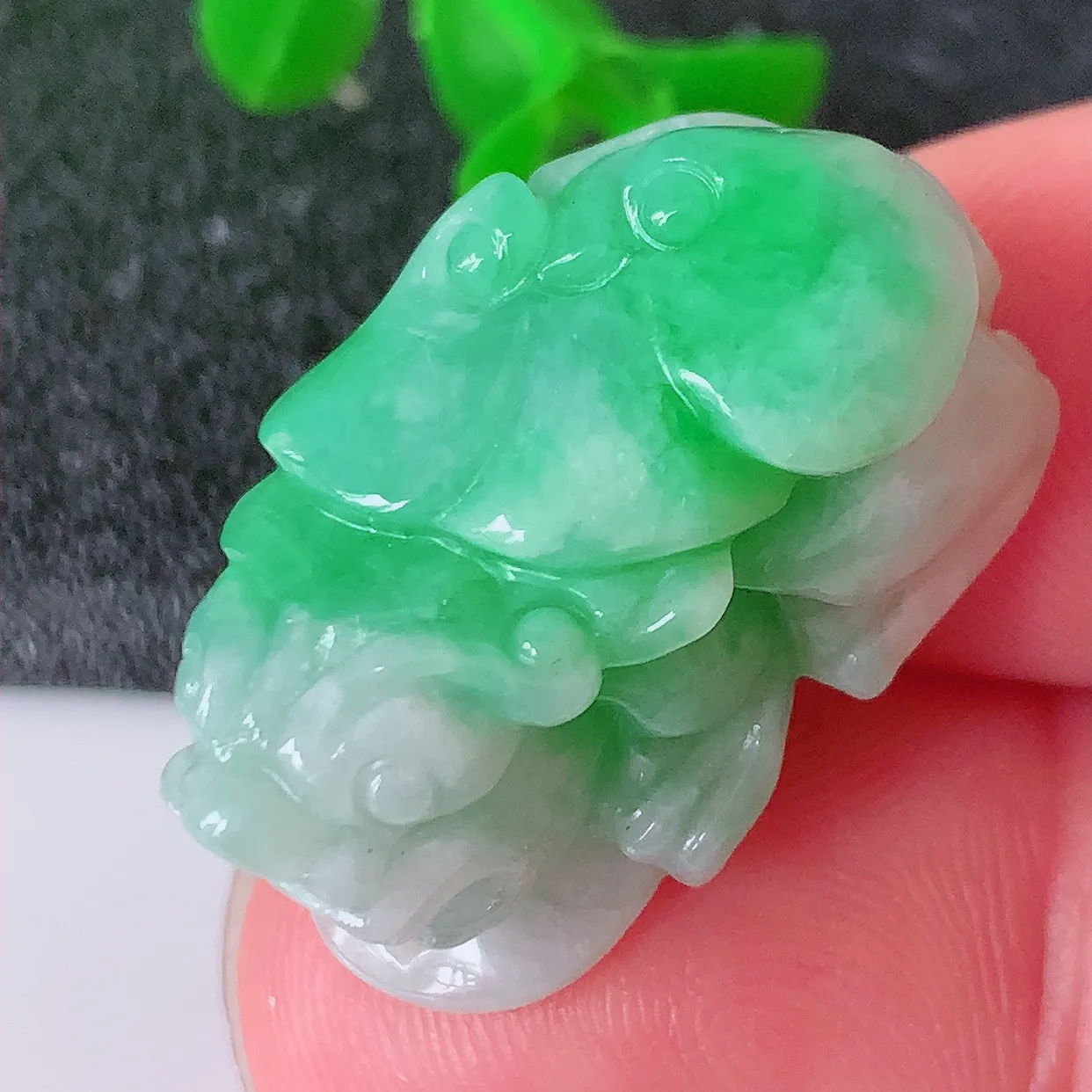 自然光实拍，水润飘绿翡翠招财貔貅吊坠，翠色灵动，玉质细腻，颜色漂亮， 品相佳， 佩戴佳品！#87.16