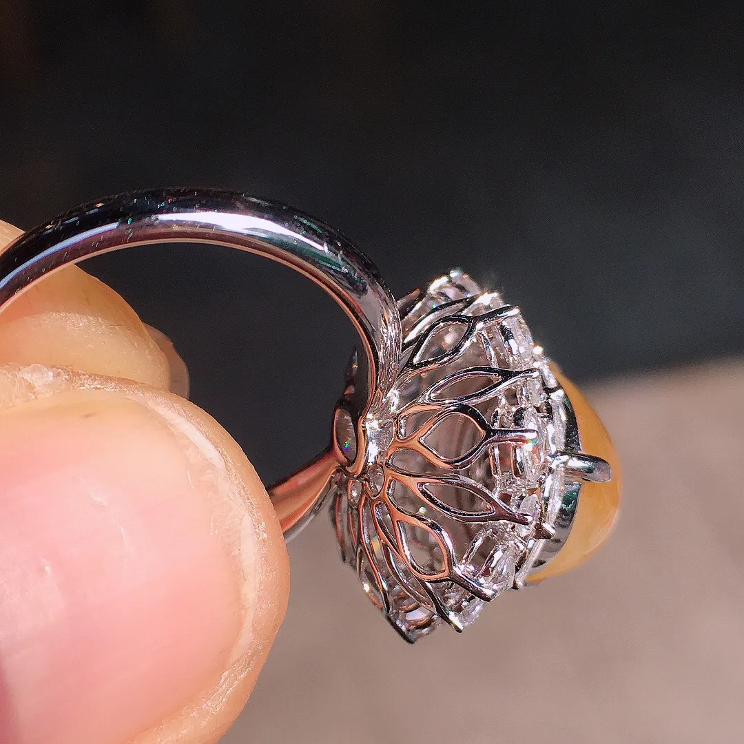 黄翡蛋面戒指，色泽均匀艳丽，玉质细腻，荧光感超
强，饱满圆润，尽显优雅气质，18k
金豪华镶嵌