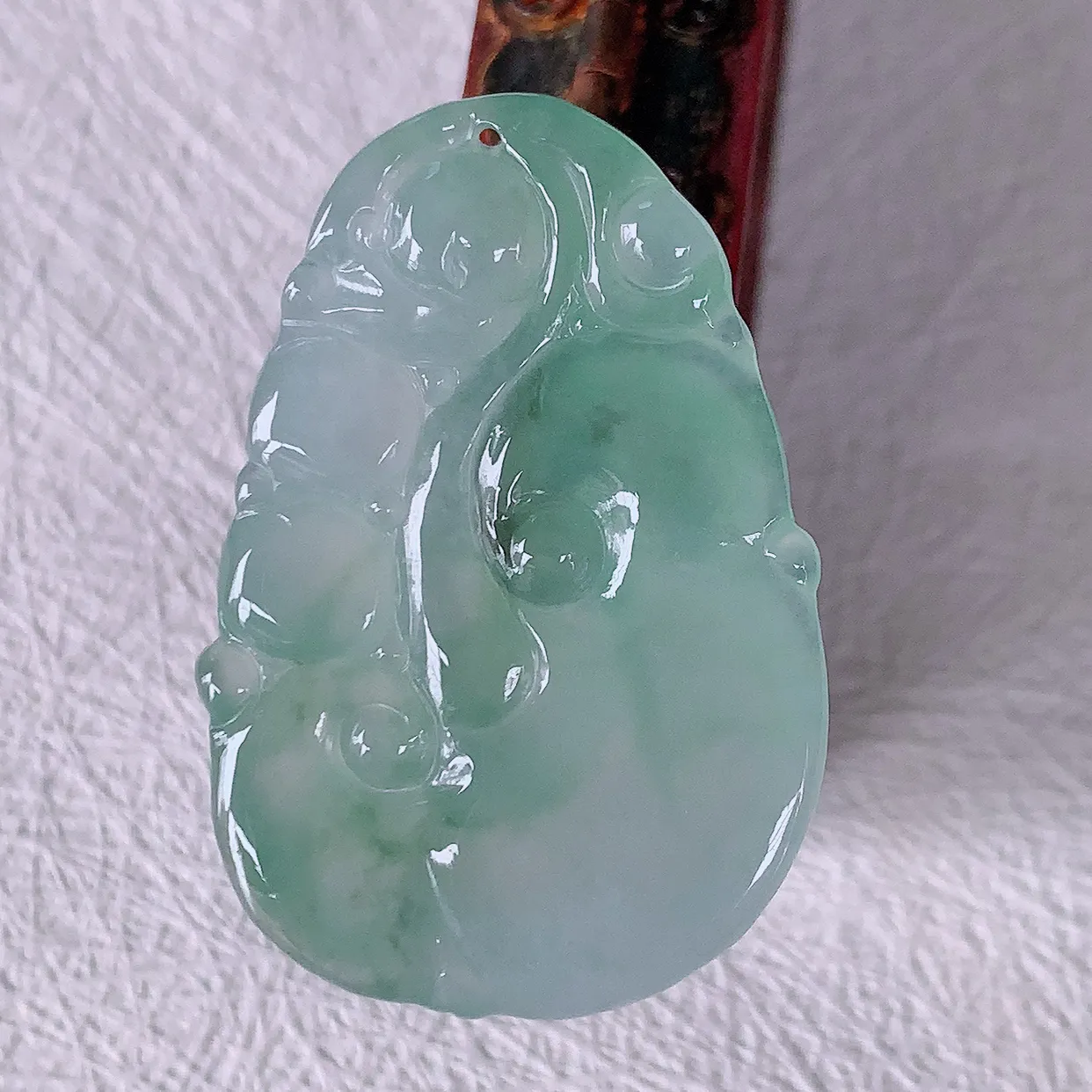 自然光实拍，冰飘花翡翠如意吊坠，冰透，翠色灵动，饱满，万事如意如意一生，配戴精美！#01.22