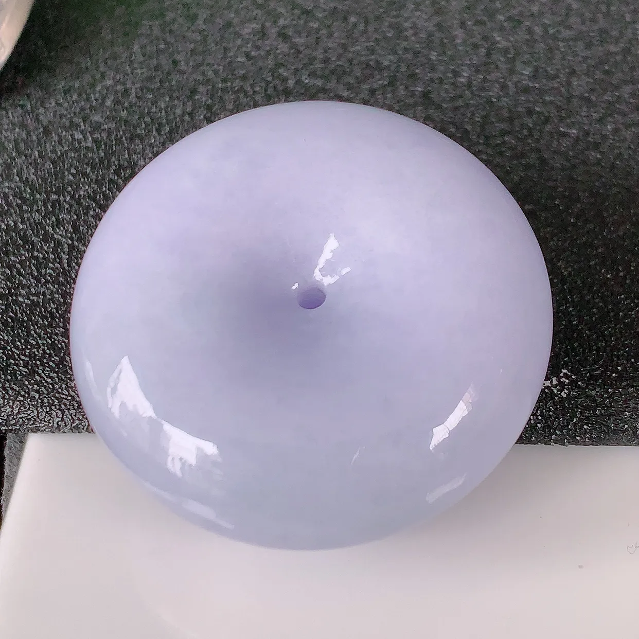 自然光实拍，大件艳丽紫罗兰翡翠平安扣吊坠，形体饱满圆润，平安扣肥嘟嘟的， 平平安安， 种水很好，配戴精美！#05.16