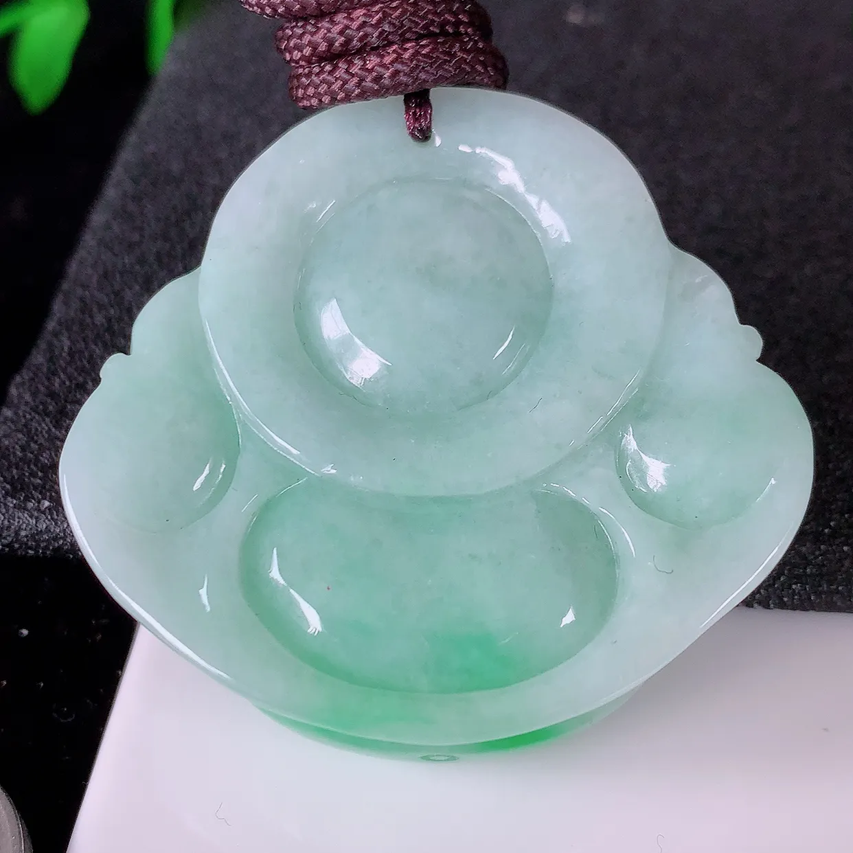 自然光实拍，大件厚装冰润飘绿翡翠佛公吊坠，开心笑佛，种老水足，颜色漂亮， 立体饱满圆润， 佩戴效果赞#46.16