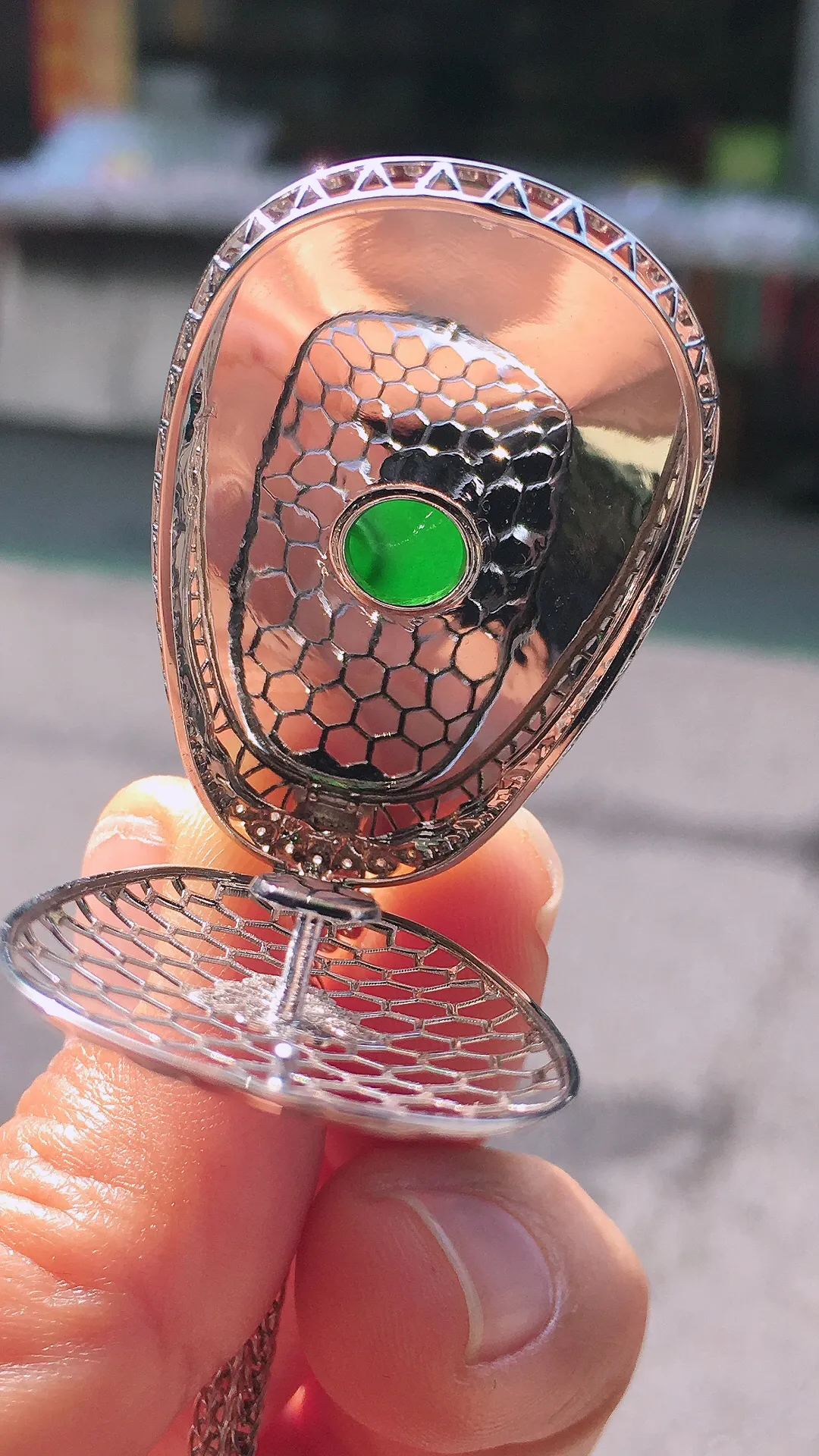 满绿如意吊坠，色泽均匀艳丽，玉质细腻，荧光感超
强，饱满圆润，尽显优雅气质，18k
金豪华镶嵌