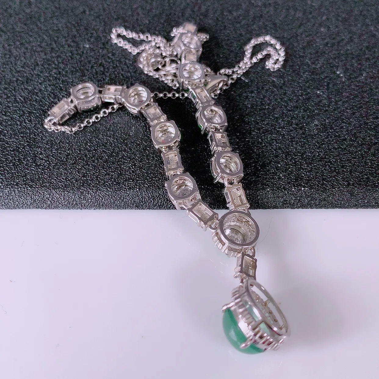 冰透满绿翡翠925银镶嵌项链，自然光实拍，翠色灵动，颜色漂亮，种老水足，品相佳，佩戴佳品！#97.16取一整体11.5-10-8.8 裸石8.8*8mm