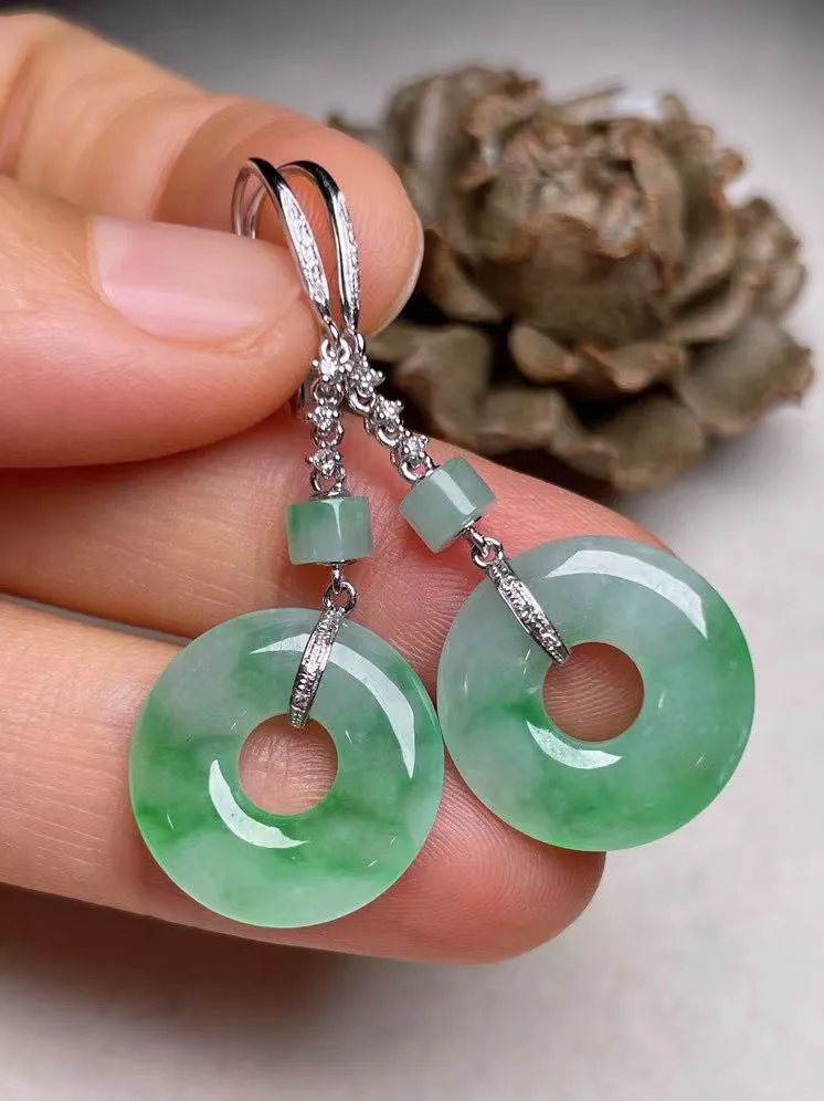 冰糯种飘绿平安扣耳坠、真金真钻镶嵌，种水好，玉质细腻 .裸石尺寸 14.7.