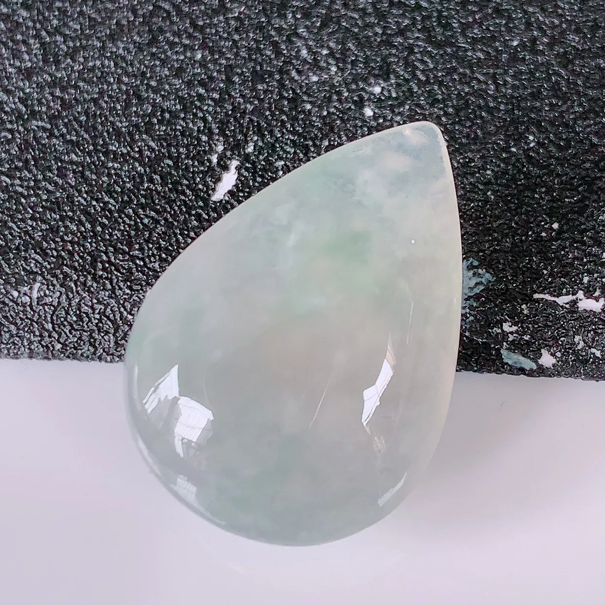 自然光实拍，冰种飘花翡翠水滴戒面，蛋面，翠色灵动，玉质细腻， 颜色漂亮，品相佳， 镶嵌更靓，佩戴佳品！#94.16