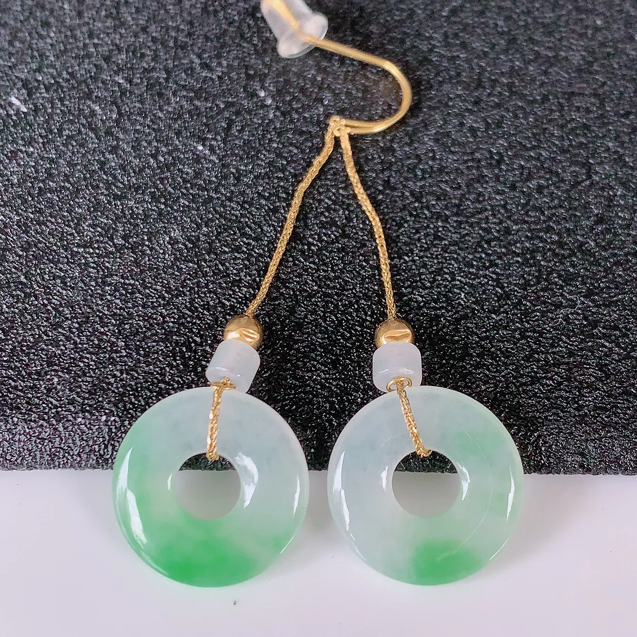 自然光实拍 18k金镶嵌翡翠耳坠，沁人心脾，豪华镶嵌而成，耳坠佩戴效果大气出众，尽显气质。种水好，胶感足，颜相当漂亮，高性价比，值得入手品鉴！#41.16耳坠整体长46.5 裸石14- 2.5