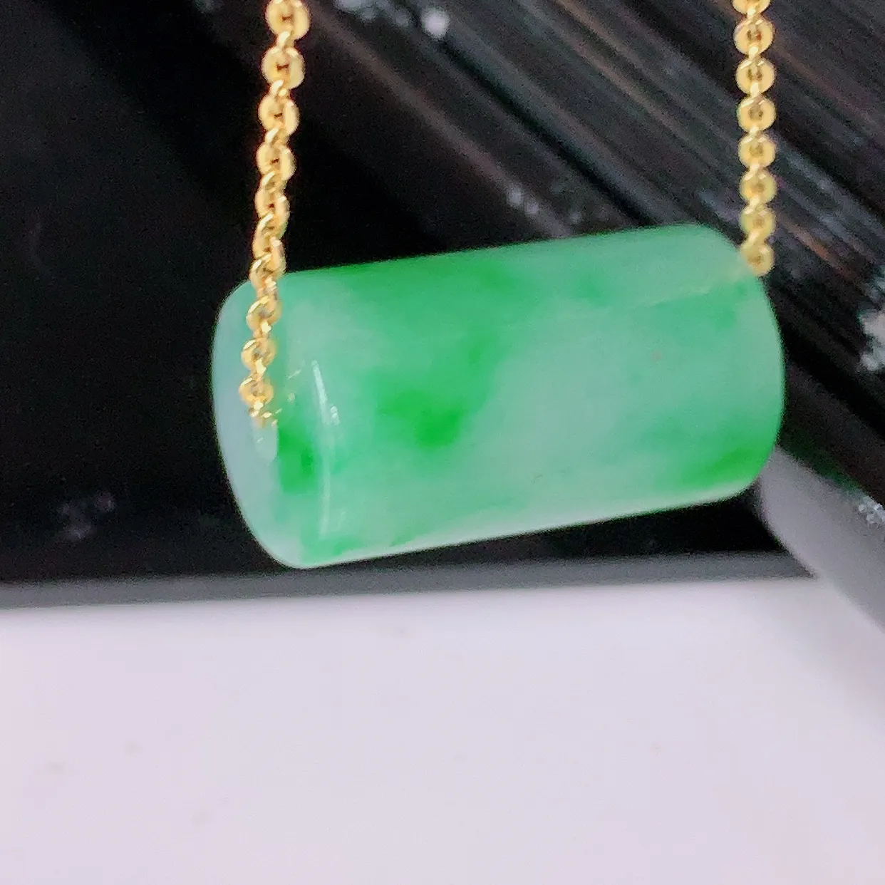自然光实拍，冰润飘绿翡翠路路通吊坠，寓意时来运转、财源滚滚，款式新颖时尚，日常百搭的款！ 配图银链#05.22