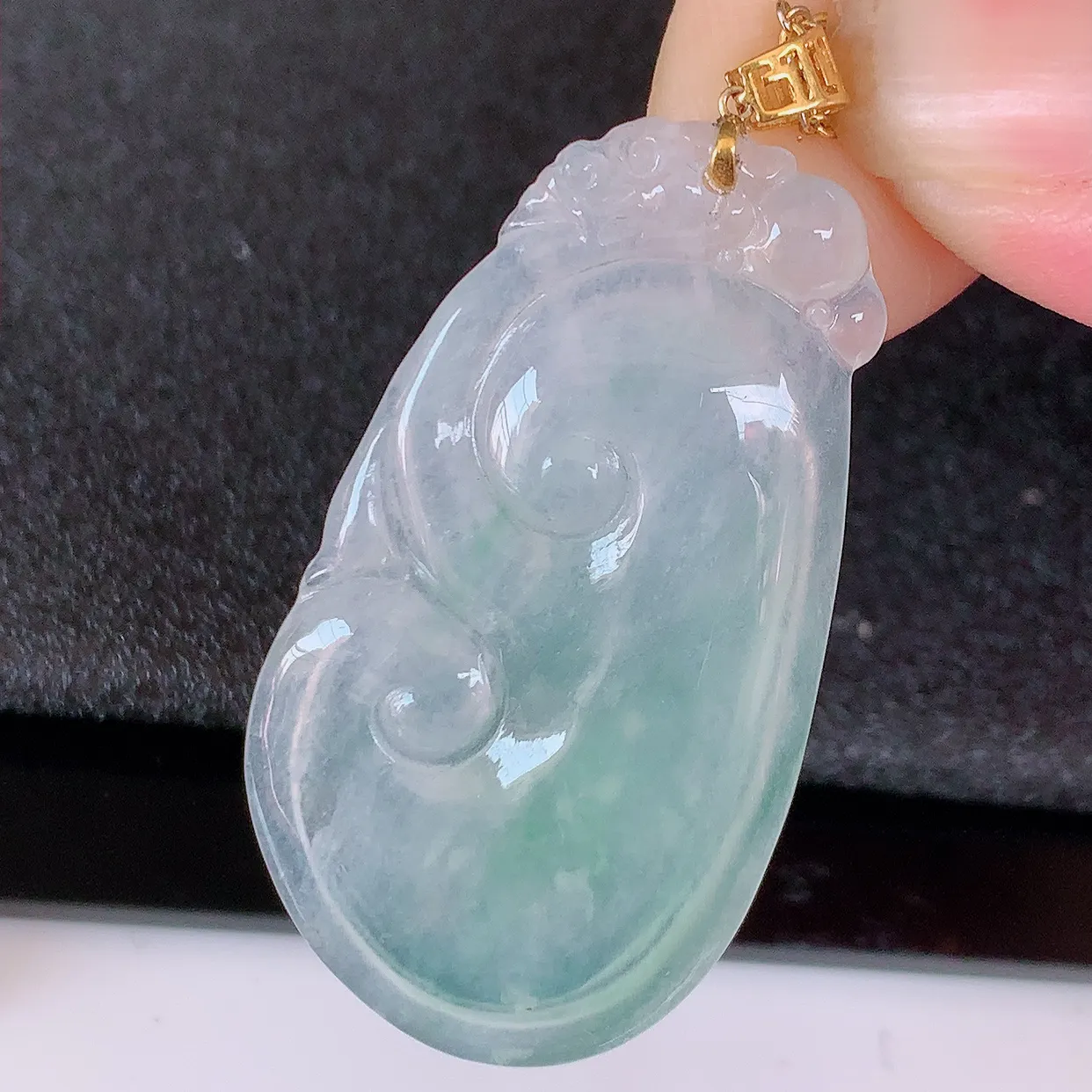 自然光实拍，18k金镶嵌冰种翡翠如意吊坠，款式新颖时尚，日常百搭的款。清秀高雅，佩戴优雅高贵！#41.22整体45*裸石39.5*22*3.8