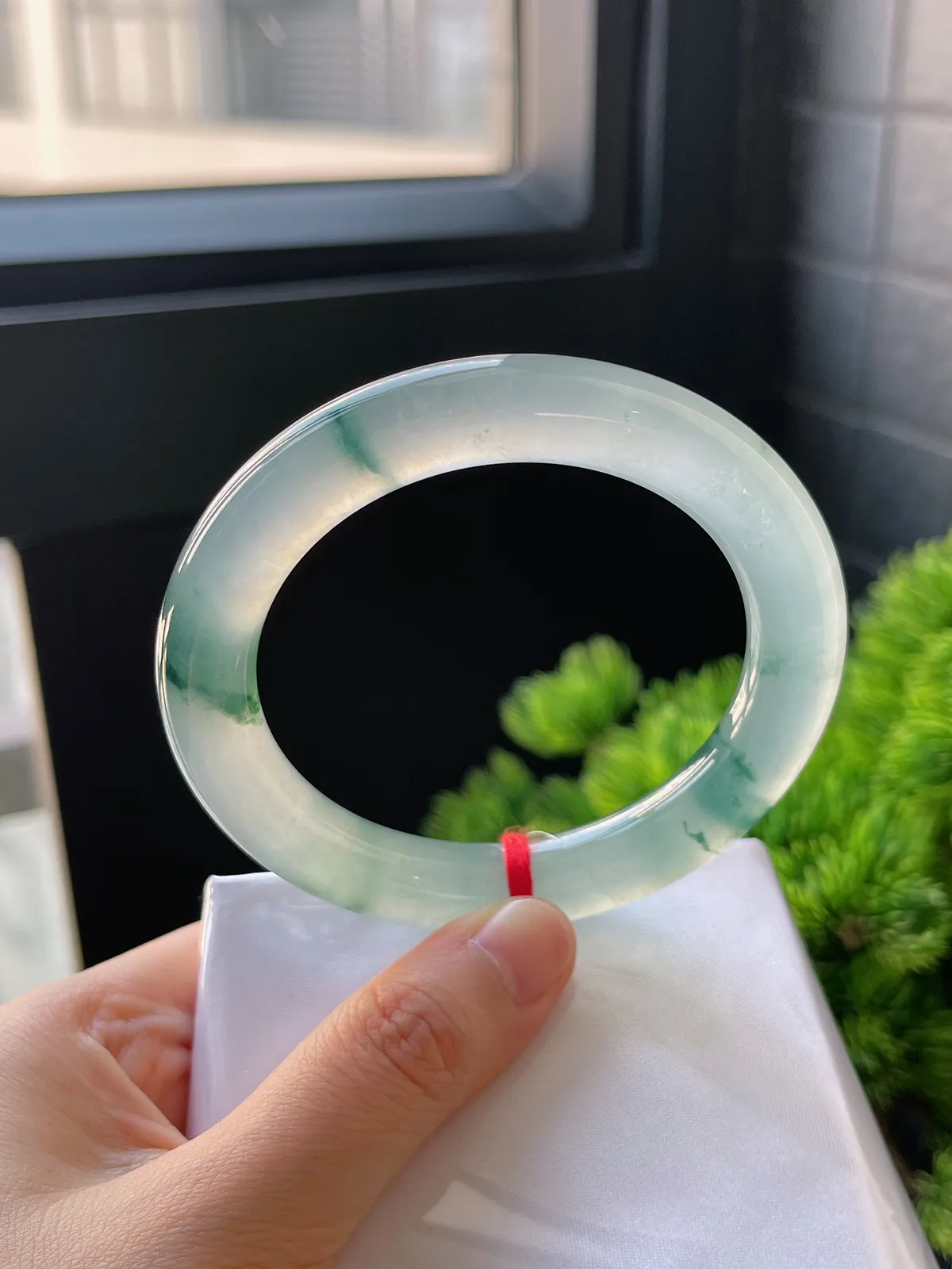 圆镯56.8圈口，翡翠冰种飘花手镯