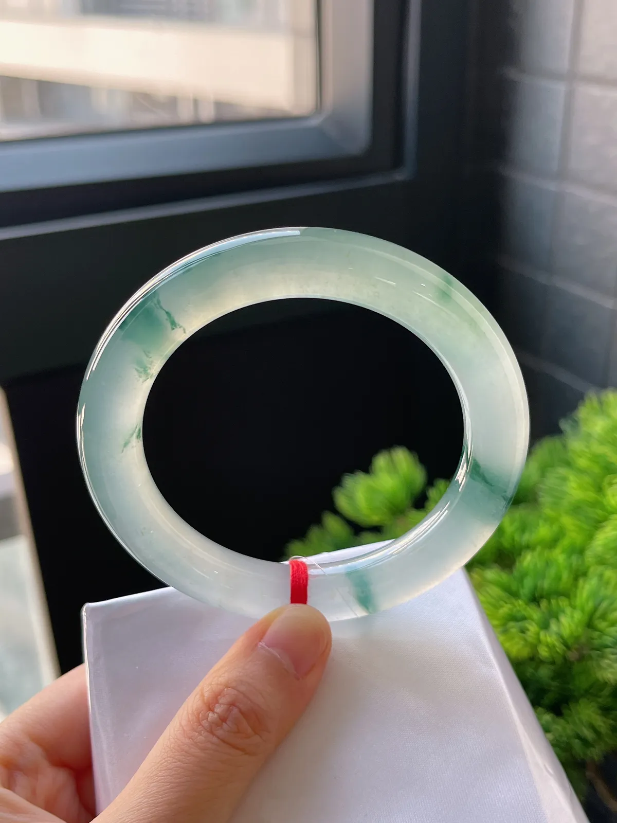 圆镯56.8圈口，翡翠冰种飘花手镯