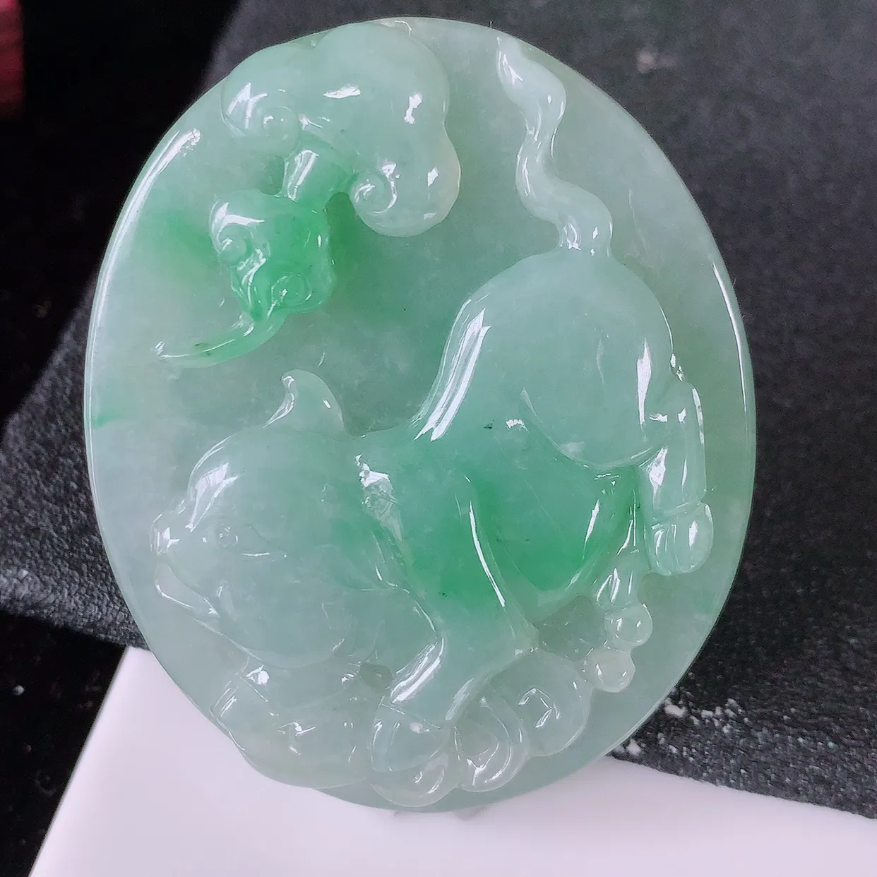 自然光实拍，冰润飘绿翡翠生肖猪牌吊坠，翠色灵动，佩戴效果时尚出众，尽显气质， 玉质细腻， 美感十足。