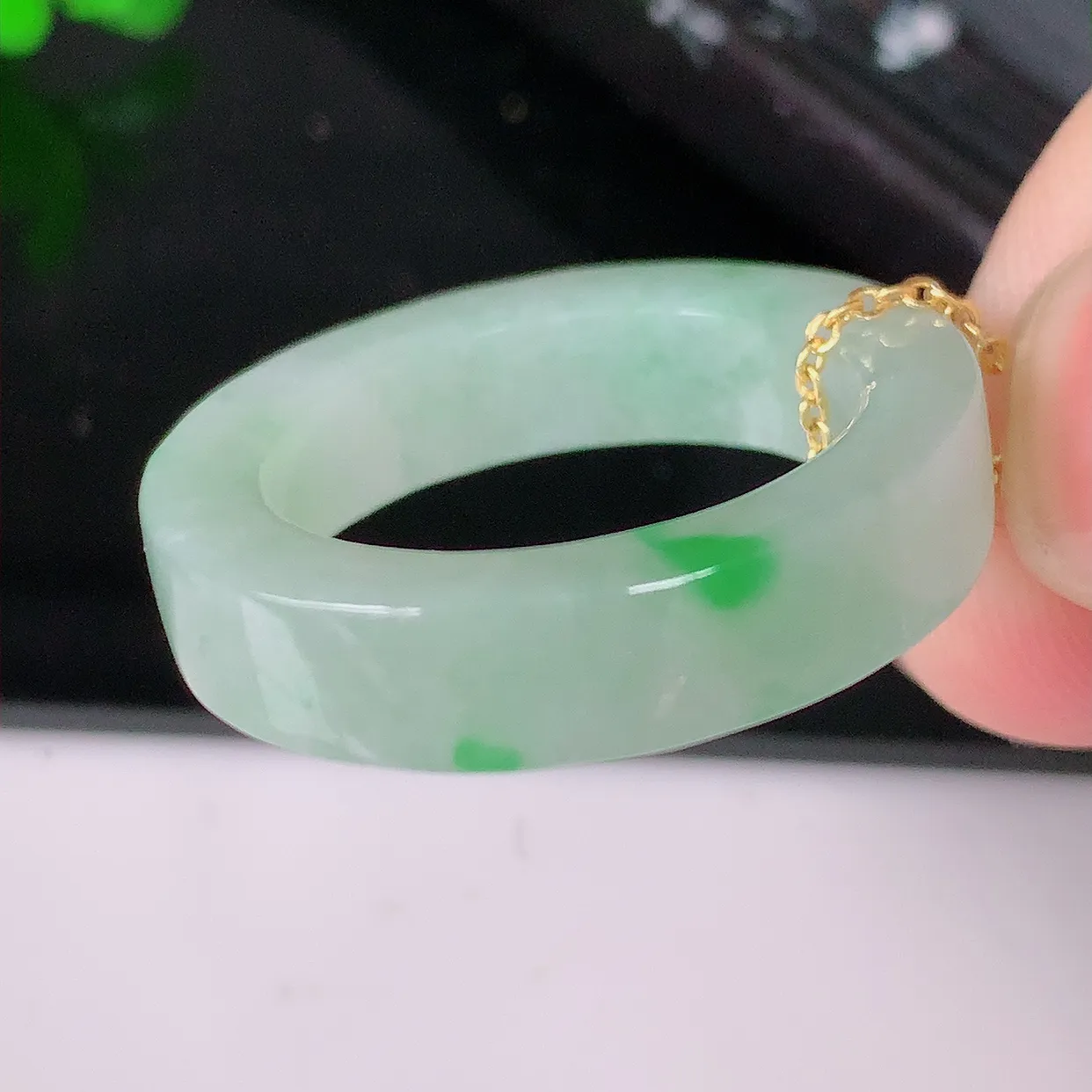 自然光实拍，20.2mm内径冰飘绿翡翠指环，玉戒指，玉质莹润，好精美好冰润的指环，23圈口，上手纤巧！#57.22尺寸 20.2-6-4.3