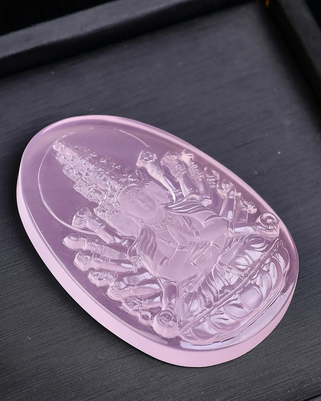 天然粉水晶千手观音吊坠，造型饱满，晶体干净，颜色漂亮，精致雕刻。粉晶千手观音吊坠 招财纳福，保佑平安健康，事事如意。尺寸 58*39*15mm  重量50克