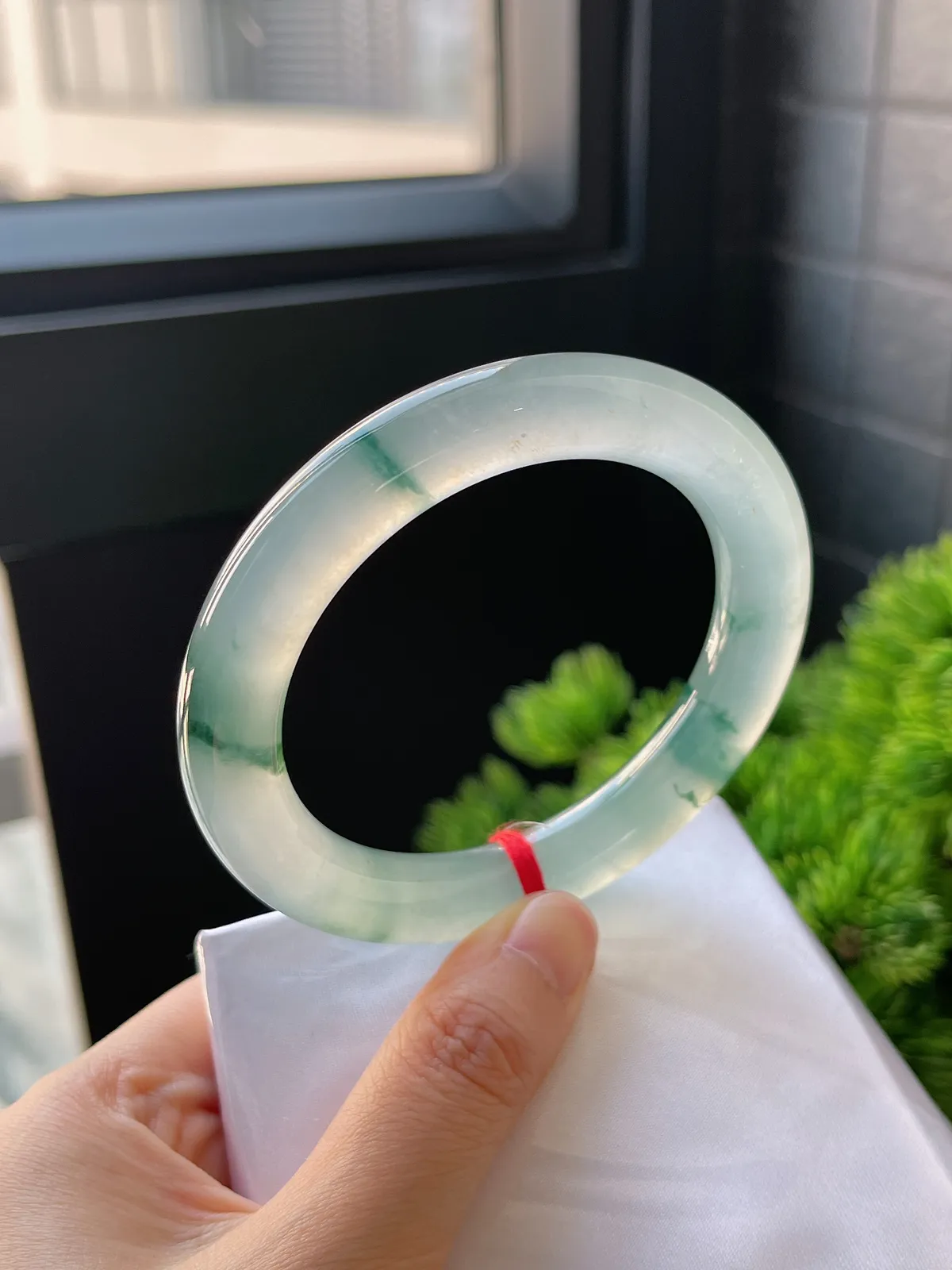 圆镯56.8圈口，翡翠冰种飘花手镯