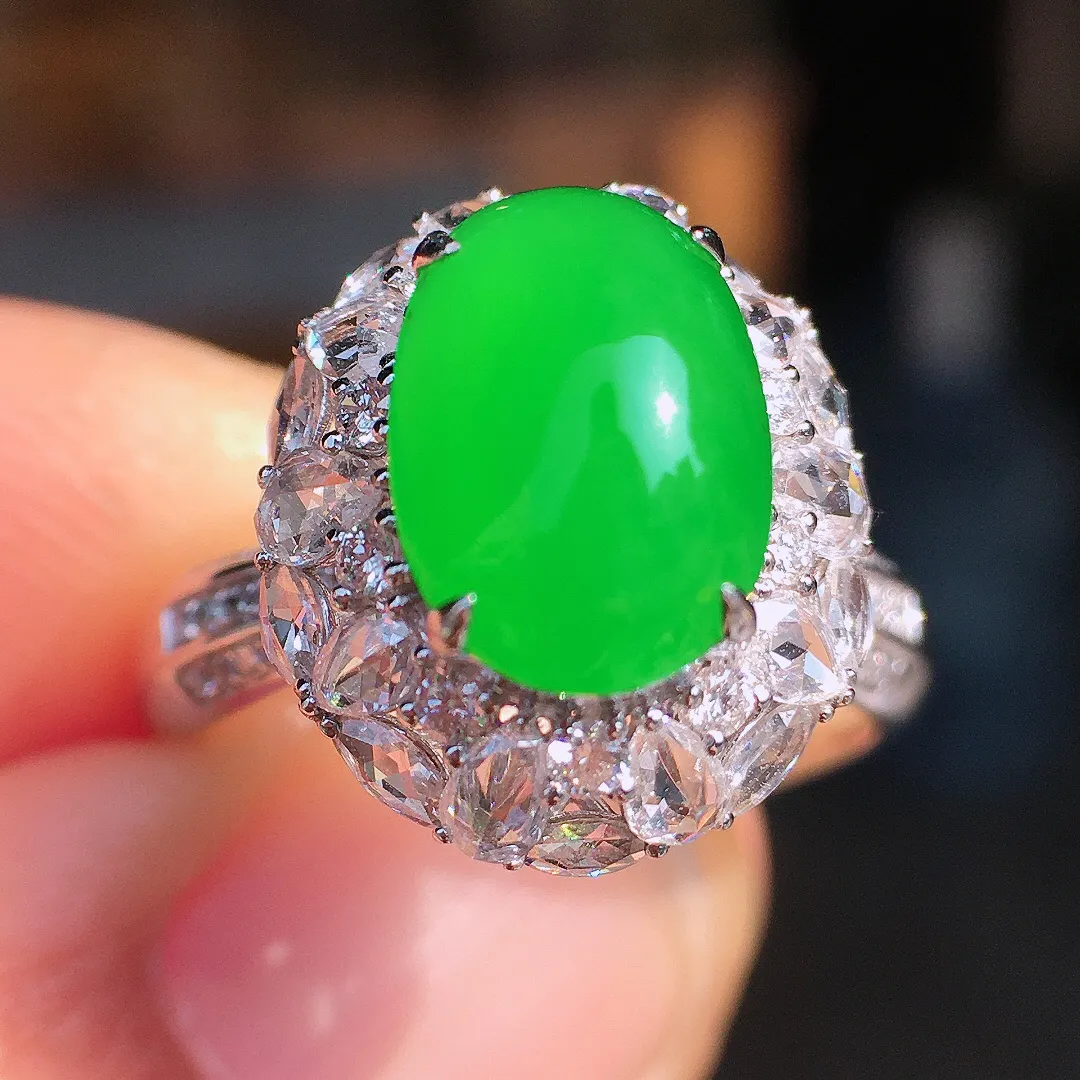 正阳绿蛋面戒指，色泽均匀艳丽，玉质细腻，荧光感超
强，饱满圆润，尽显优雅气质，18k
金豪华镶嵌