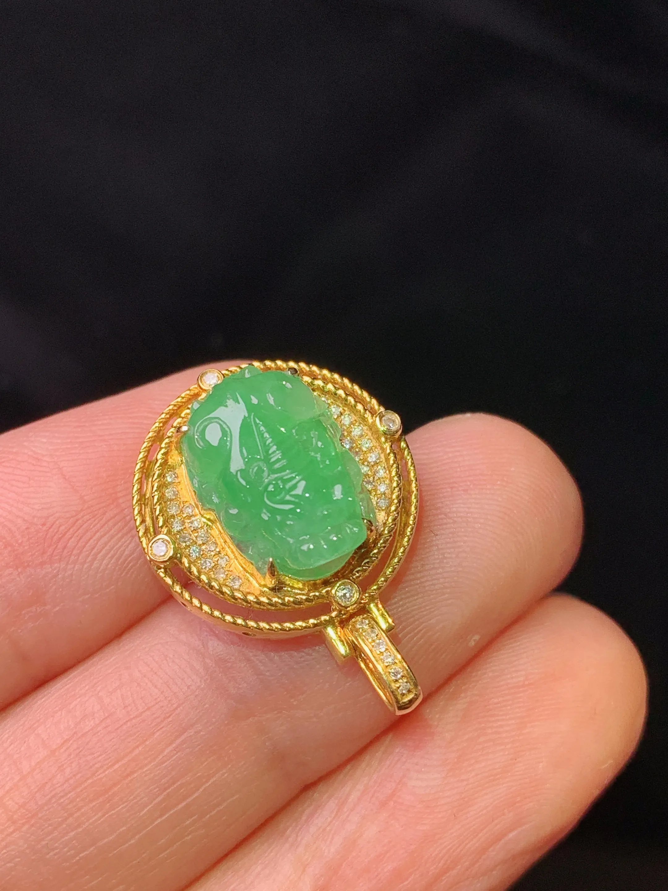 18k金钻镶嵌翠绿貔貅吊坠 玉质细腻 色泽清新艳丽 整体尺寸22.2*16.1*9.6