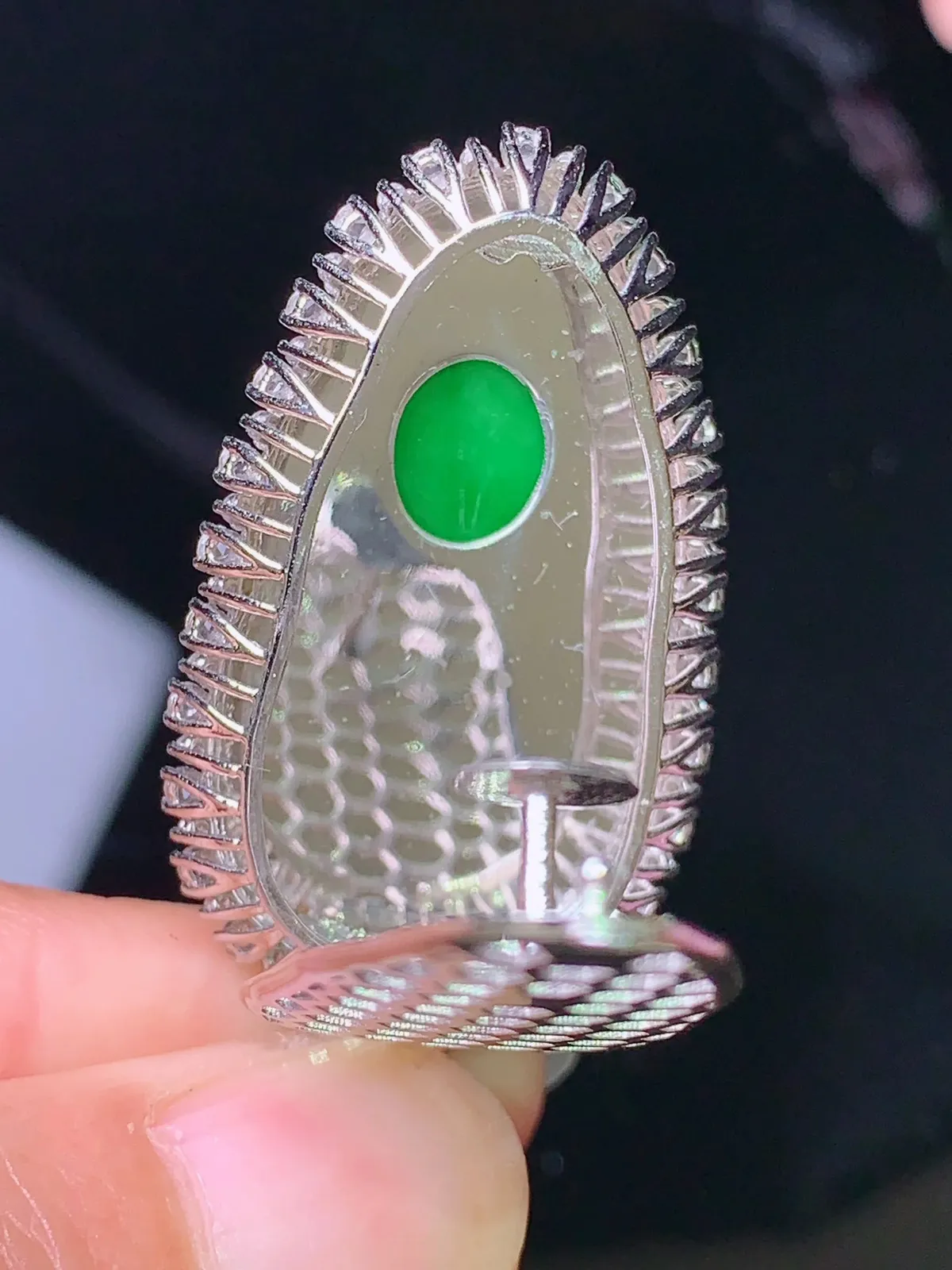 18k金钻镶嵌满绿树叶吊坠 玉质细腻 色泽清新艳丽 整体尺寸44.2*21.5*9.3