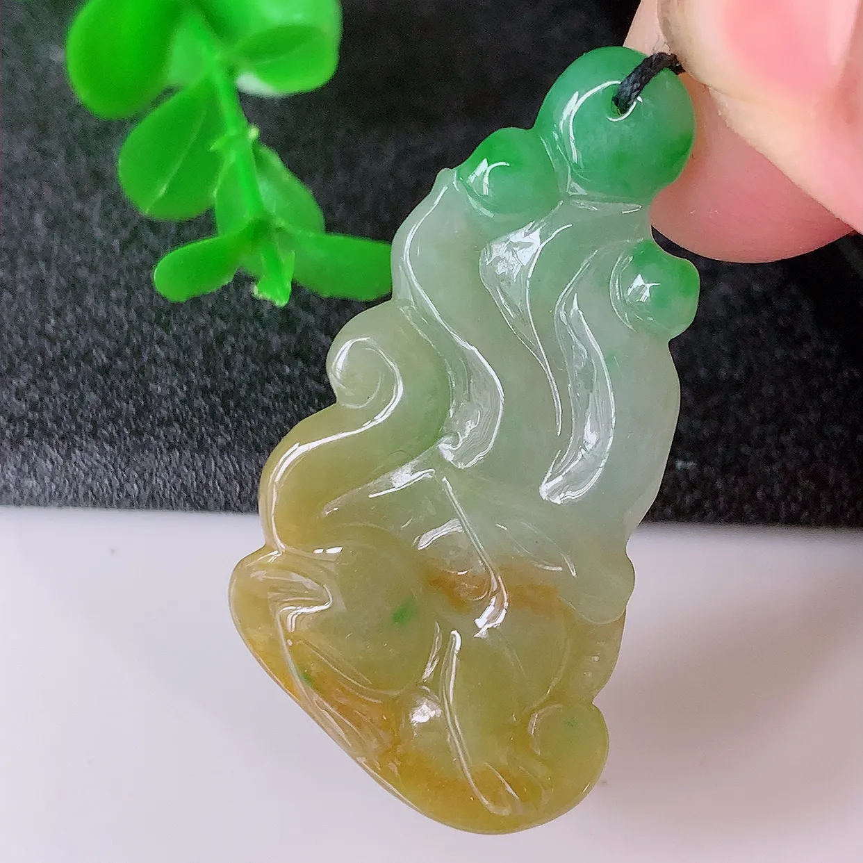 自然光实拍，水润黄加绿翡翠狐狸吊坠，翠色灵动，玉质细腻，颜色漂亮， 品相佳， 佩戴佳品！#87.16