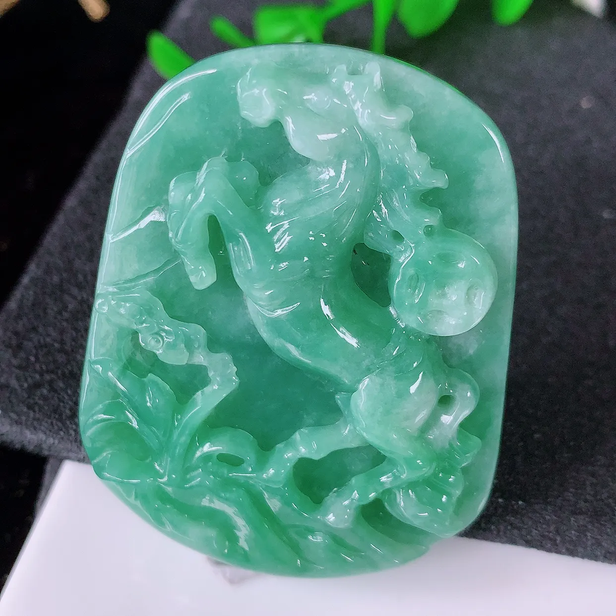 自然光实拍，冰润满绿翡翠生肖马牌吊坠，翠色灵动，佩戴效果时尚出众，尽显气质， 玉质细腻， 美感十足。#05.13