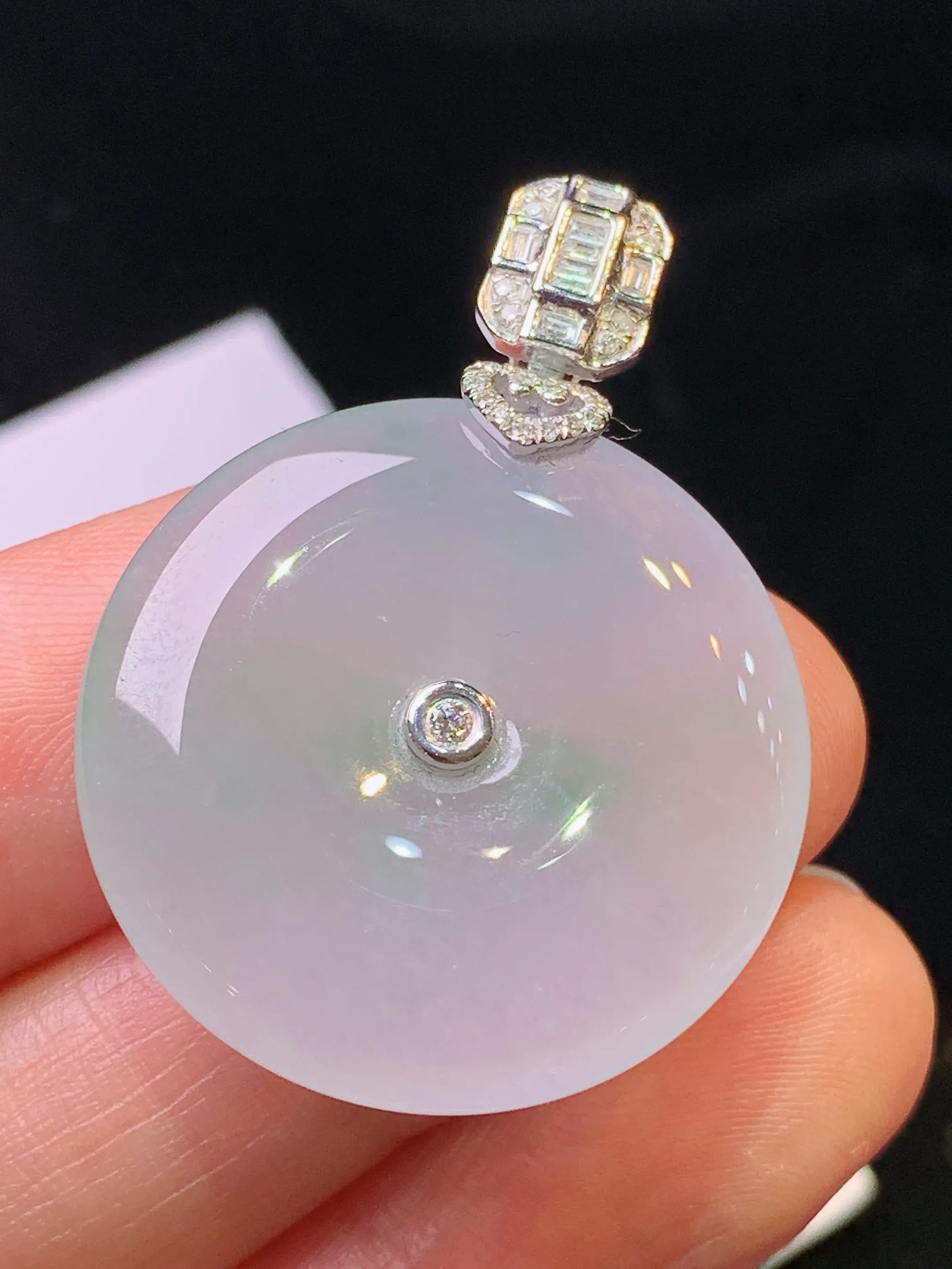 18k金钻镶嵌冰种飘绿平安扣吊坠 玉质细腻 色泽清新艳丽 整体尺寸35.5*26*5.8