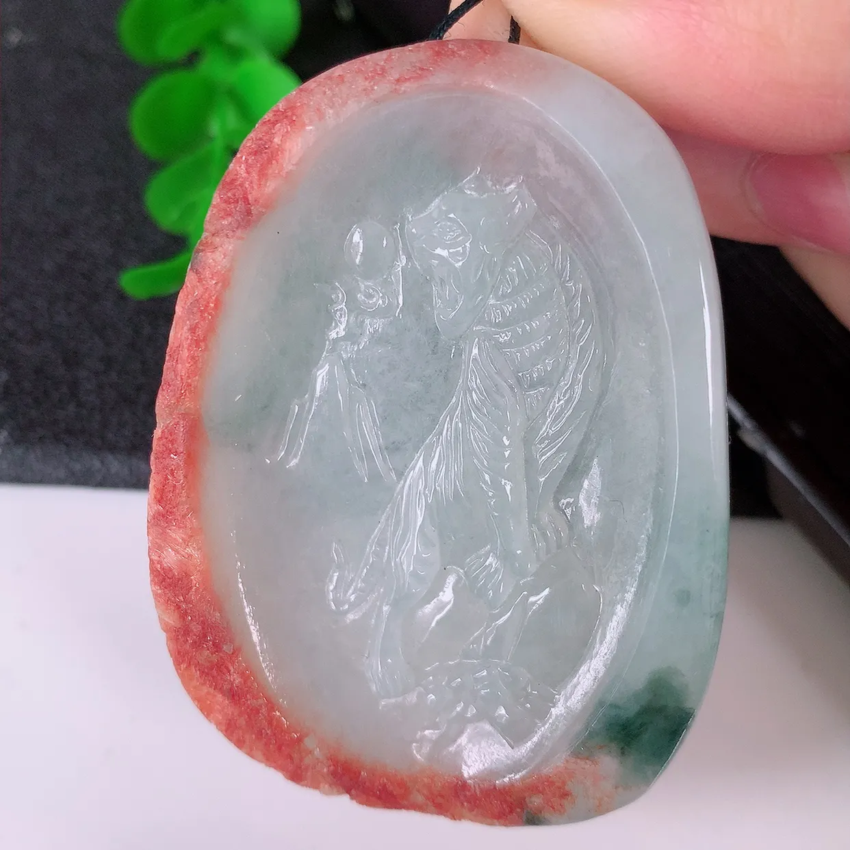 自然光实拍，冰透三彩翡翠生肖虎牌吊坠，黄加绿翡翠，种老水足，雕工精湛 ， 寓意美好，佩戴时尚出众！#60.16