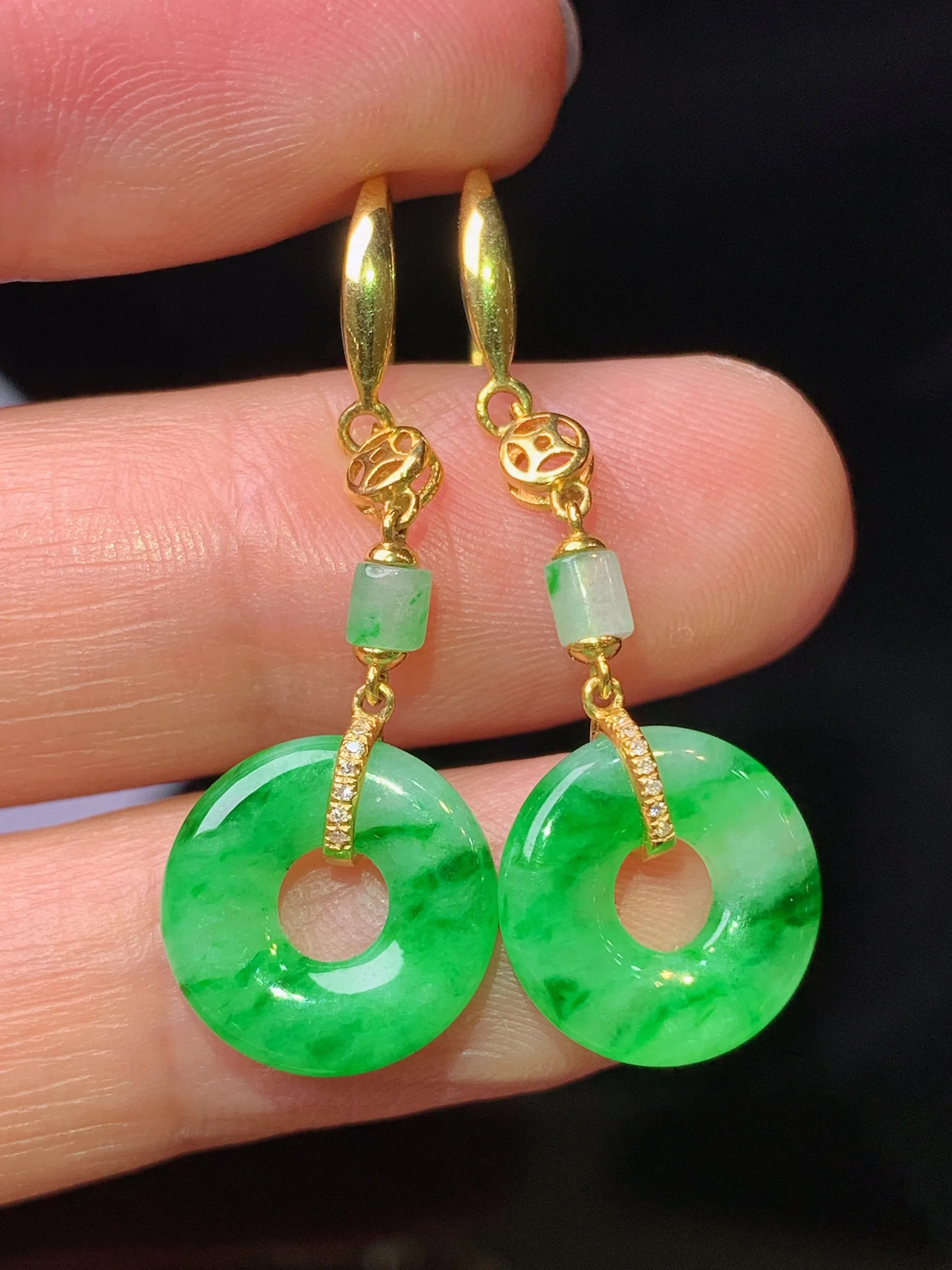 18k金镶嵌翠绿平安扣耳坠 玉质细腻 色泽清新艳丽 整体尺寸37*12*2.8