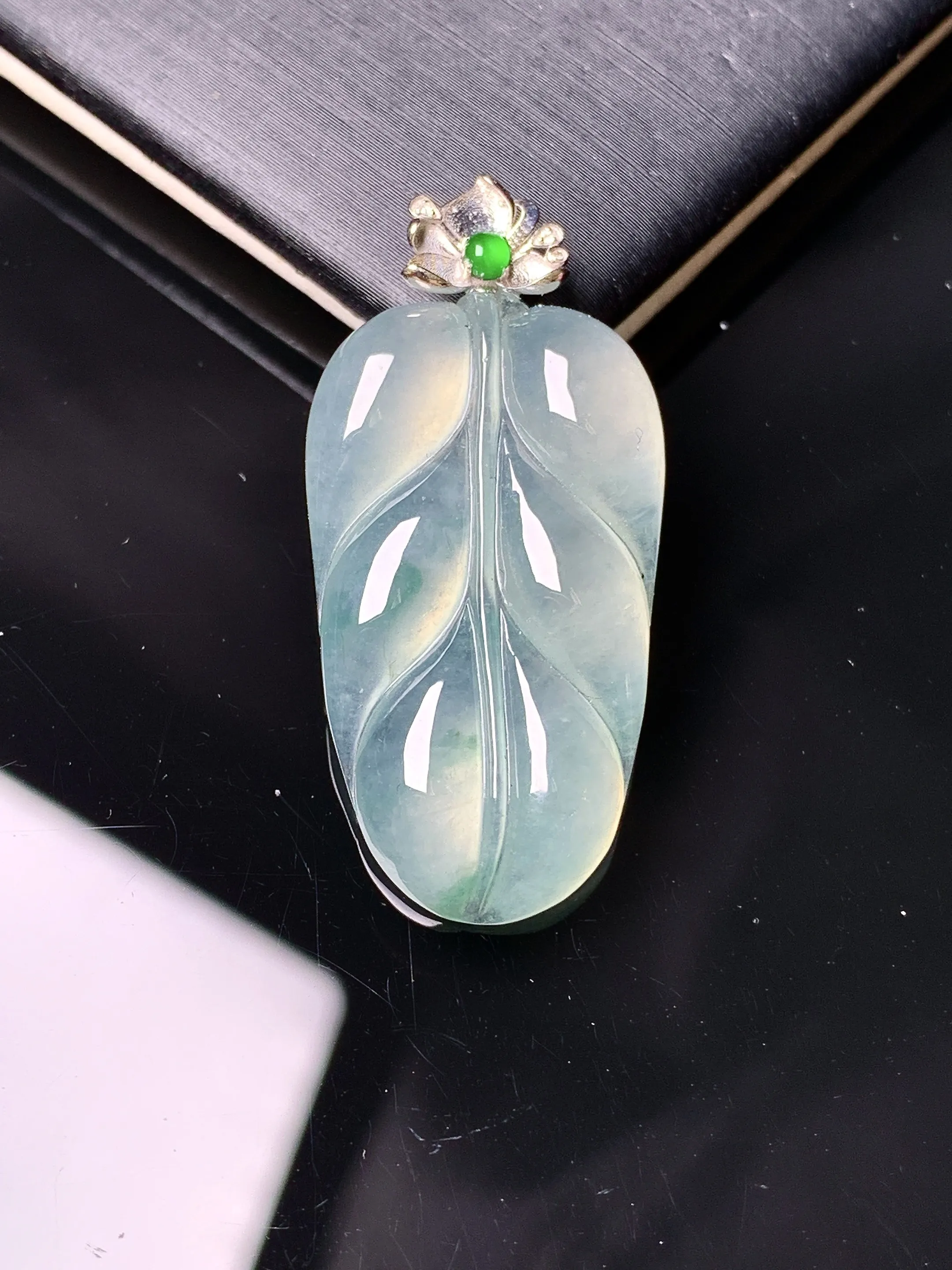 18k金镶嵌冰种树叶吊坠 玉质细腻 色泽清新艳丽 整体尺寸36.6*17.3*4.8