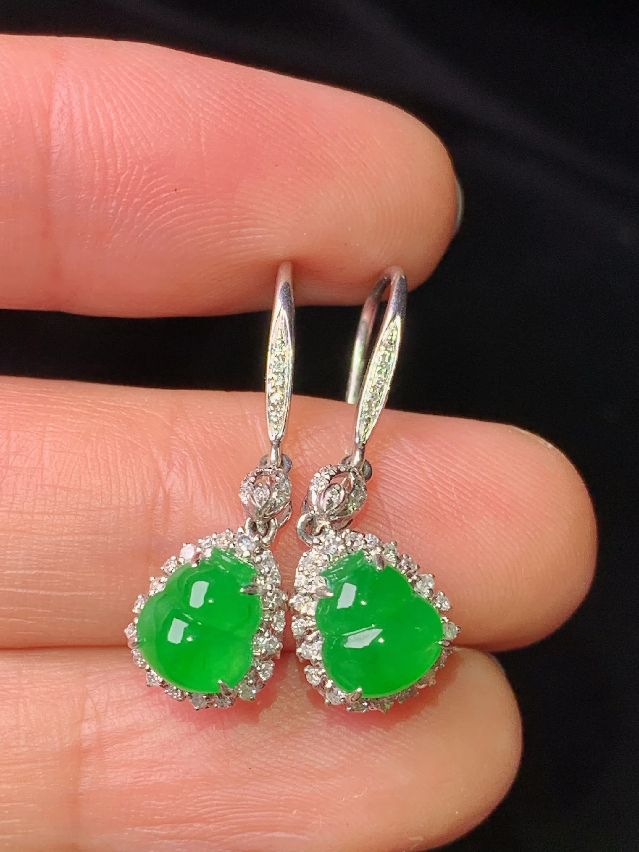 18k金钻镶嵌满绿葫芦耳坠 玉质细腻 色泽清新艳丽 整体尺寸27.2*8*6