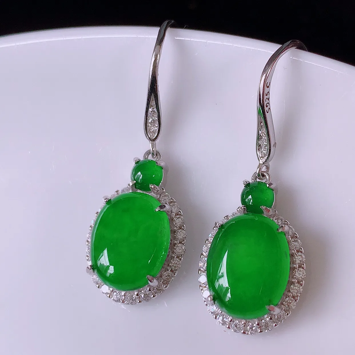 冰透满绿翡翠925银镶嵌耳坠，自然光实拍，翠色灵动，颜色漂亮，种老水足，品相佳，佩戴佳品！#97.16整体29*10.5*5.8 裸石9.6*7.8