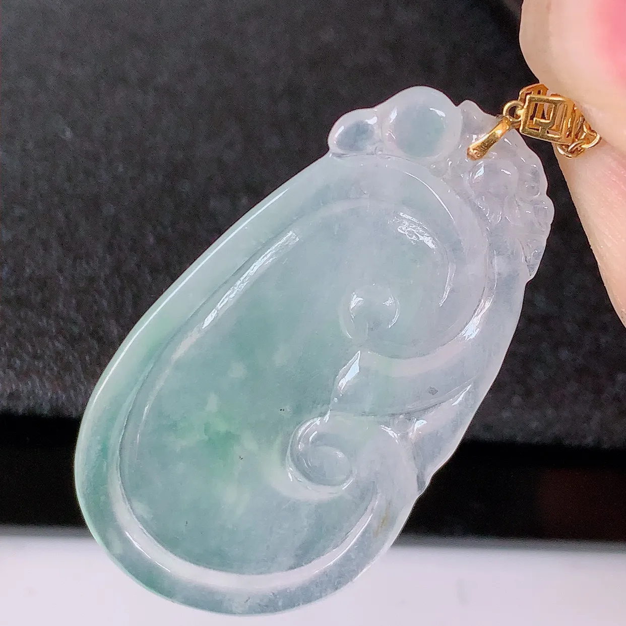 自然光实拍，18k金镶嵌冰种翡翠如意吊坠，款式新颖时尚，日常百搭的款。清秀高雅，佩戴优雅高贵！#41.22整体45*裸石39.5*22*3.8
