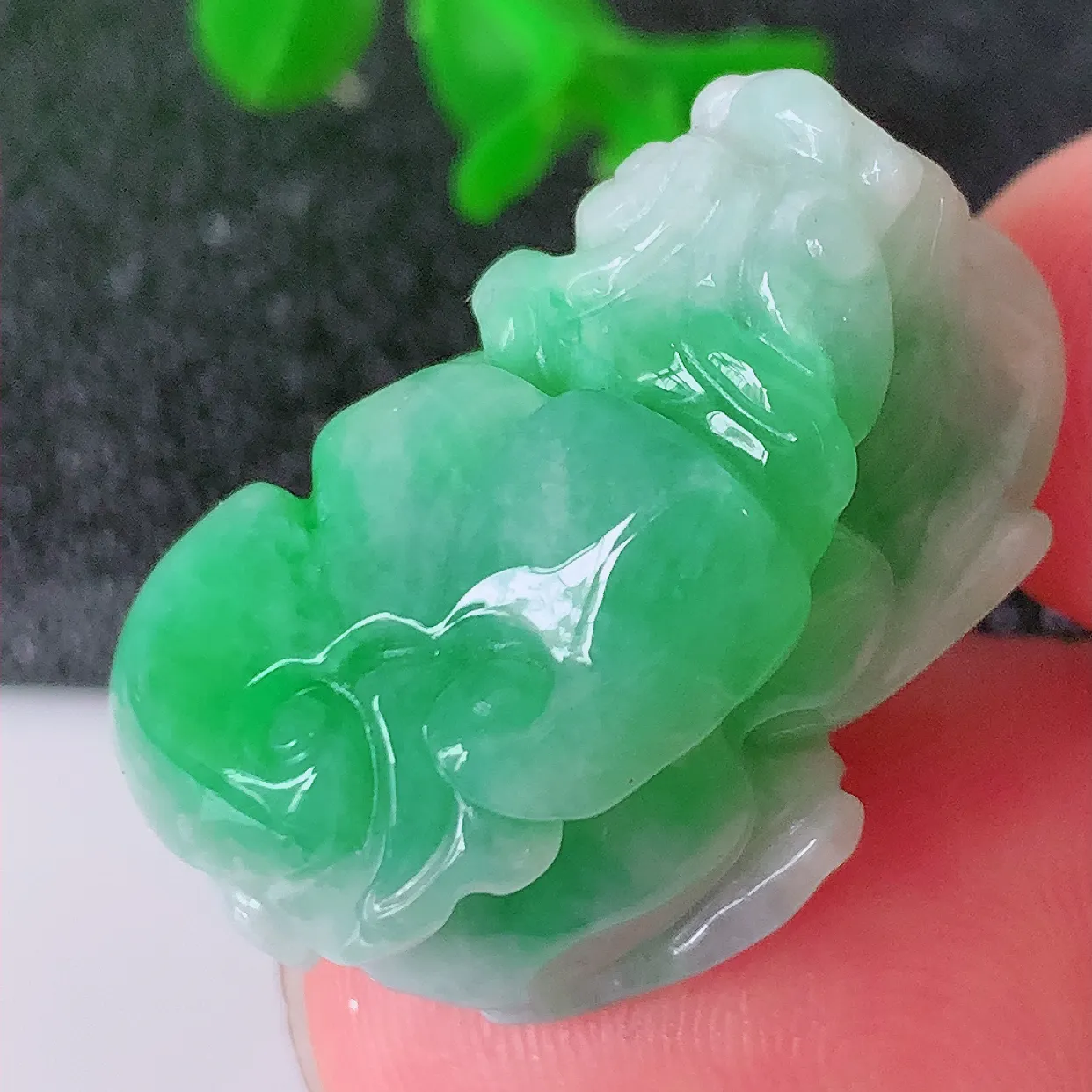 自然光实拍，水润飘绿翡翠招财貔貅吊坠，翠色灵动，玉质细腻，颜色漂亮， 品相佳， 佩戴佳品！#87.16