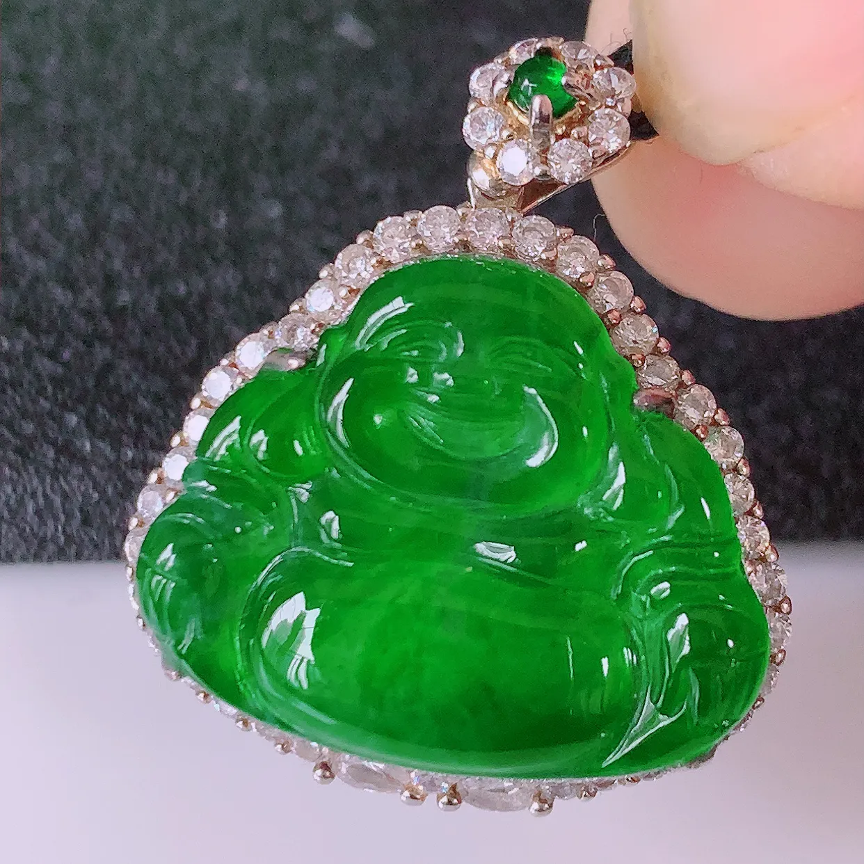 冰透满绿翡翠925银镶嵌佛公吊坠，自然光实拍，翠色灵动，颜色漂亮，种老水足，品相佳，佩戴佳品！#97