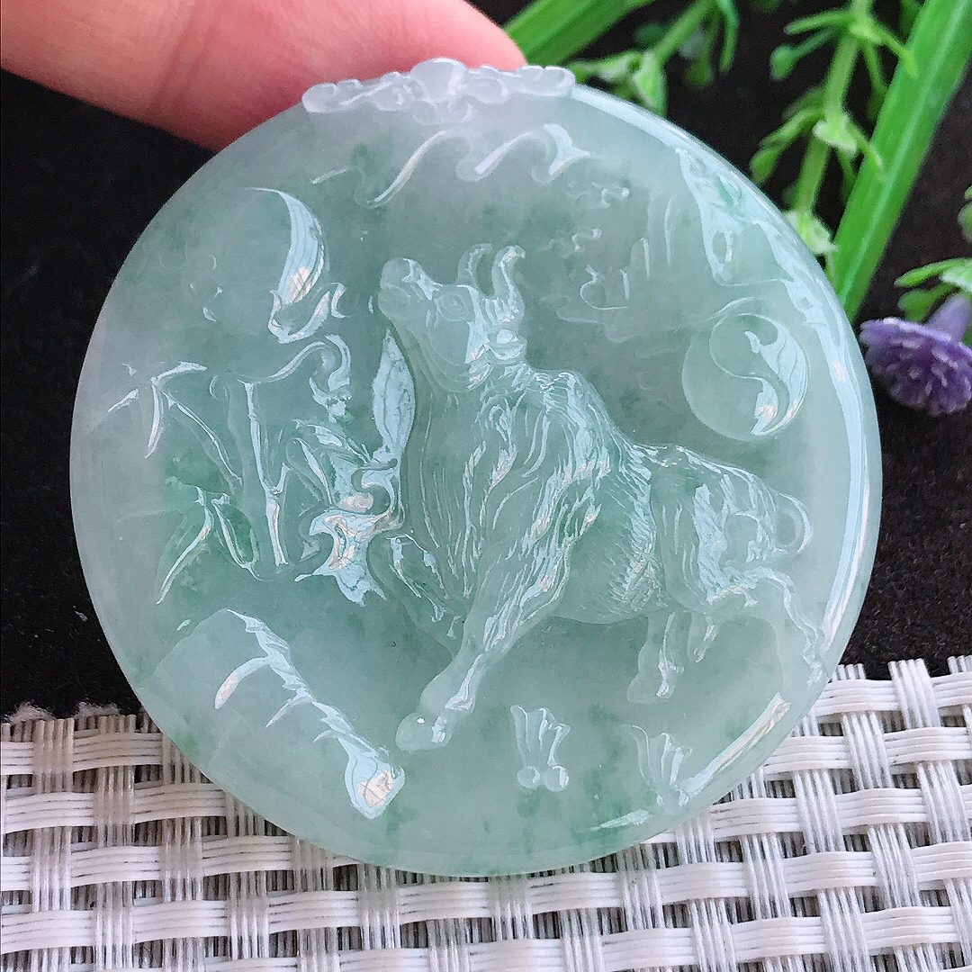 实拍A货翡翠53.2/5.5老坑冰胶水灵冰晴生肖牛吊坠翡翠玉牌挂件