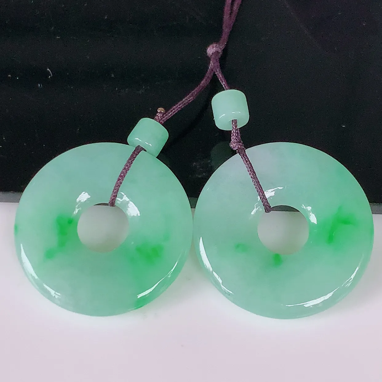 自然光实拍，冰飘绿翡翠一对平安扣耳坠，翠色灵动，玉质细腻，颜色漂亮，品相佳佩戴佳品！配银线 #49.22尺寸18*2.8