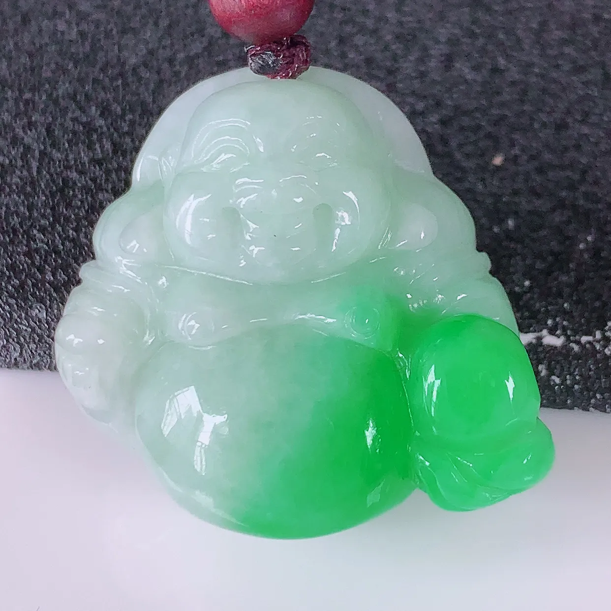 自然光实拍，冰润飘阳绿翡翠佛公吊坠，开心笑佛，种老水足，颜色漂亮， 立体饱满圆润， 佩戴效果赞#46