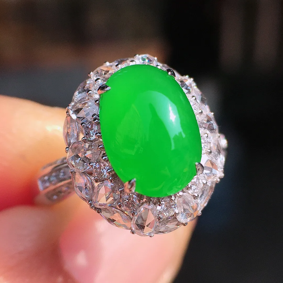 正阳绿蛋面戒指，色泽均匀艳丽，玉质细腻，荧光感超
强，饱满圆润，尽显优雅气质，18k
金豪华镶嵌