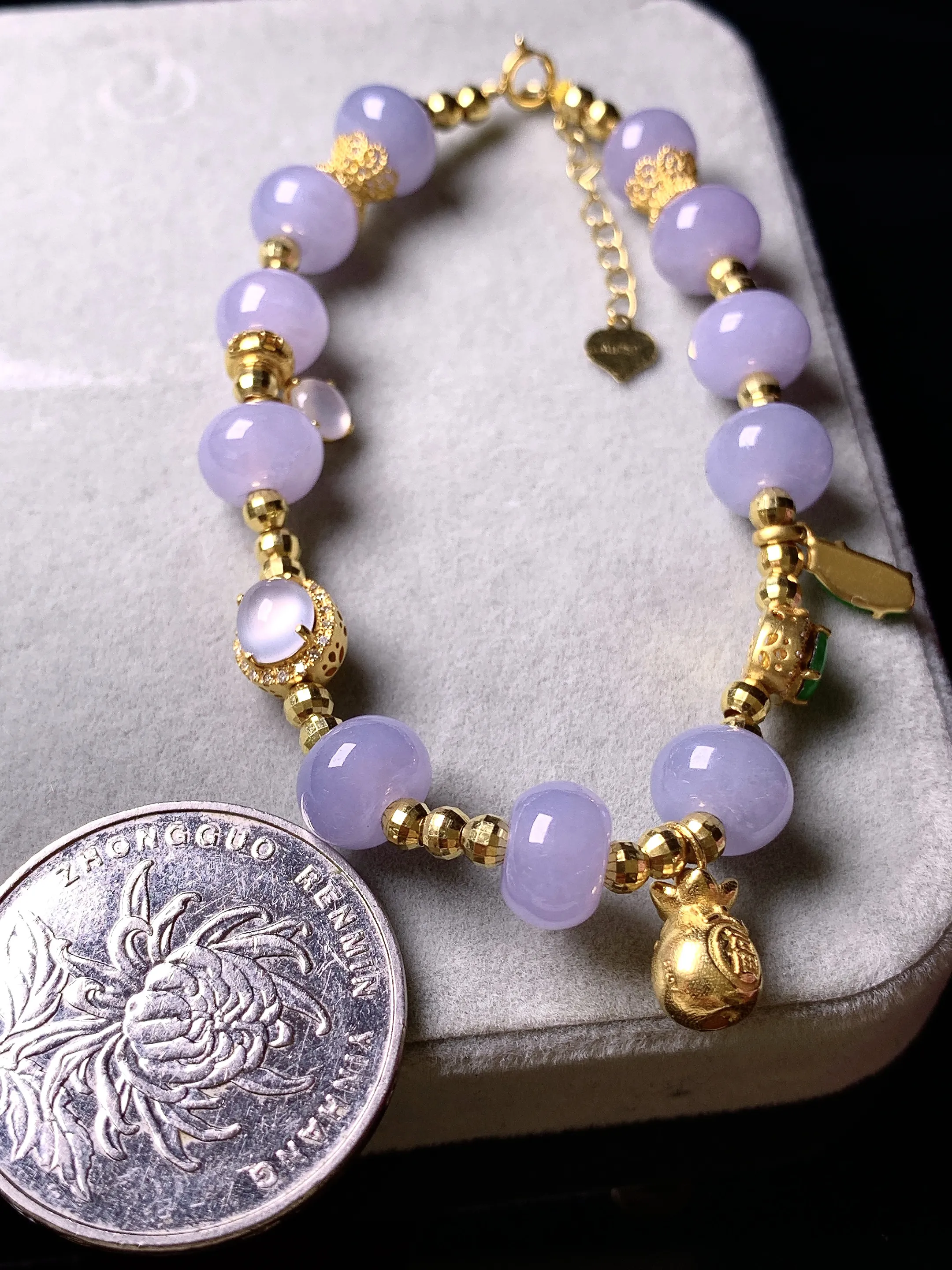 18k金钻镶嵌紫罗兰算盘珠手链 玉质细腻 色泽清新艳丽 整体尺寸8.8*5.5