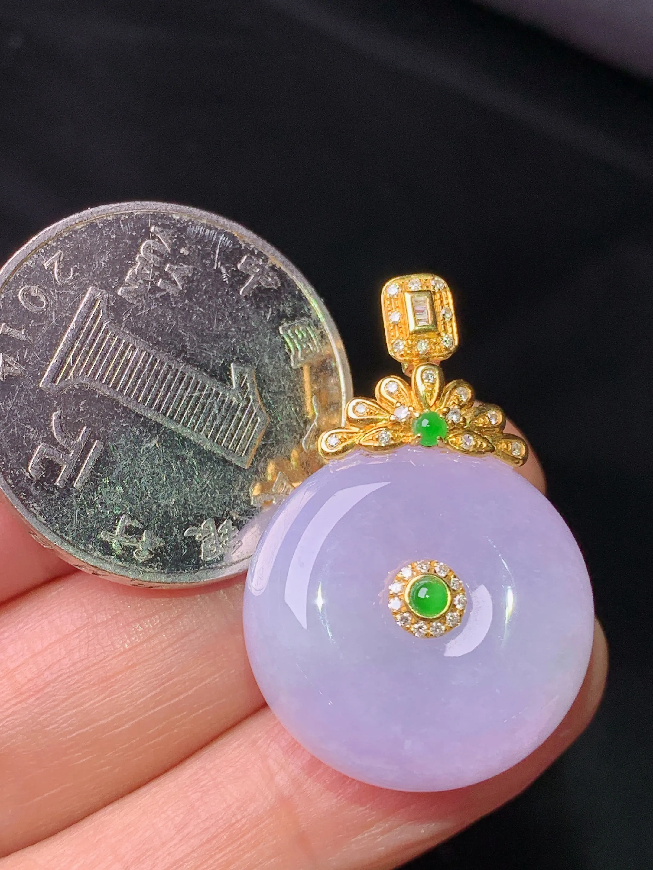 18k金钻镶嵌紫罗兰平安扣吊坠 玉质细腻 色泽清新艳丽 整体尺寸31.2*21*10.3