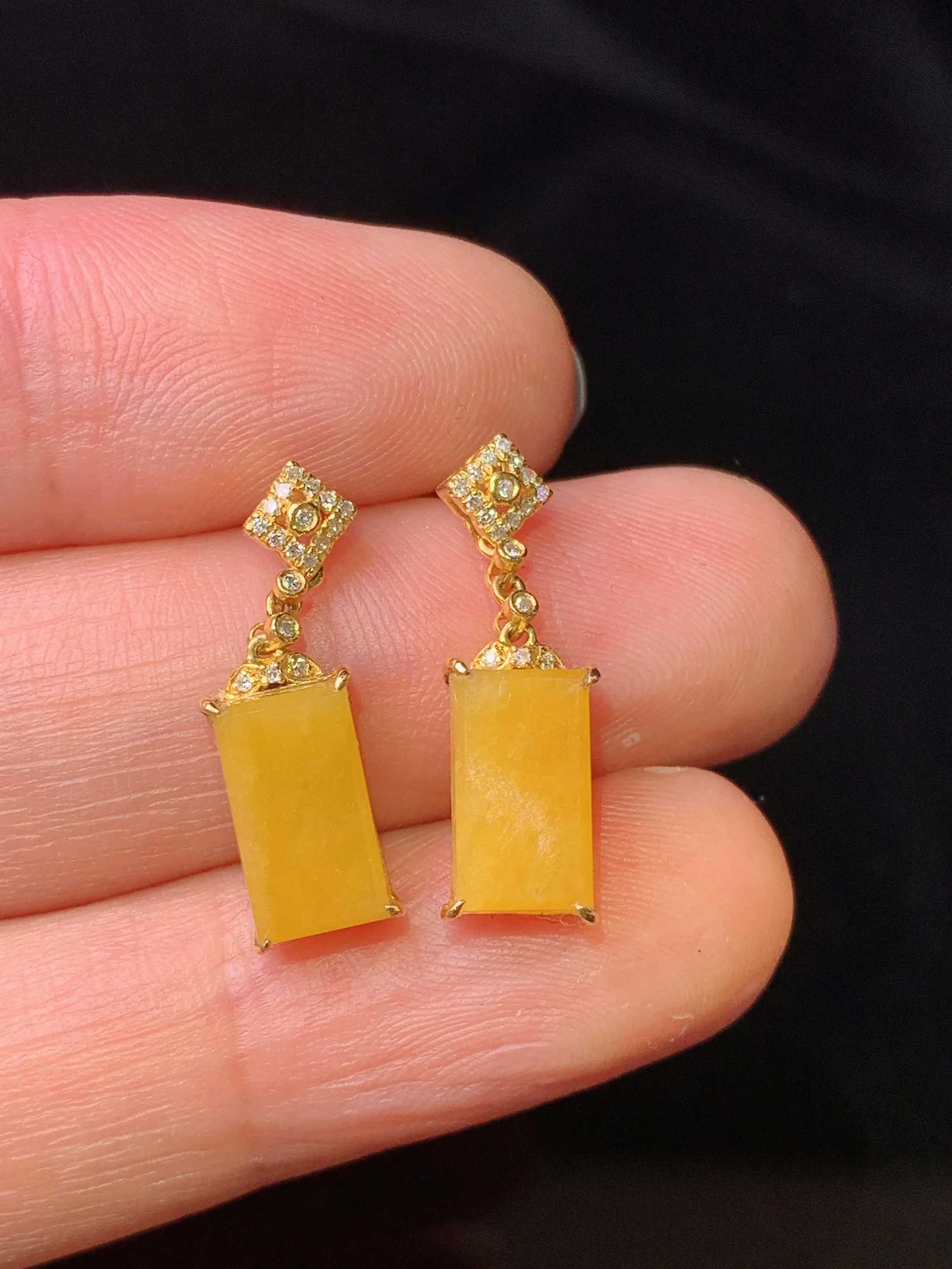 18k金钻镶嵌黄翡无事牌耳坠 玉质细腻 色泽清新艳丽 整体尺寸20*5.5*4